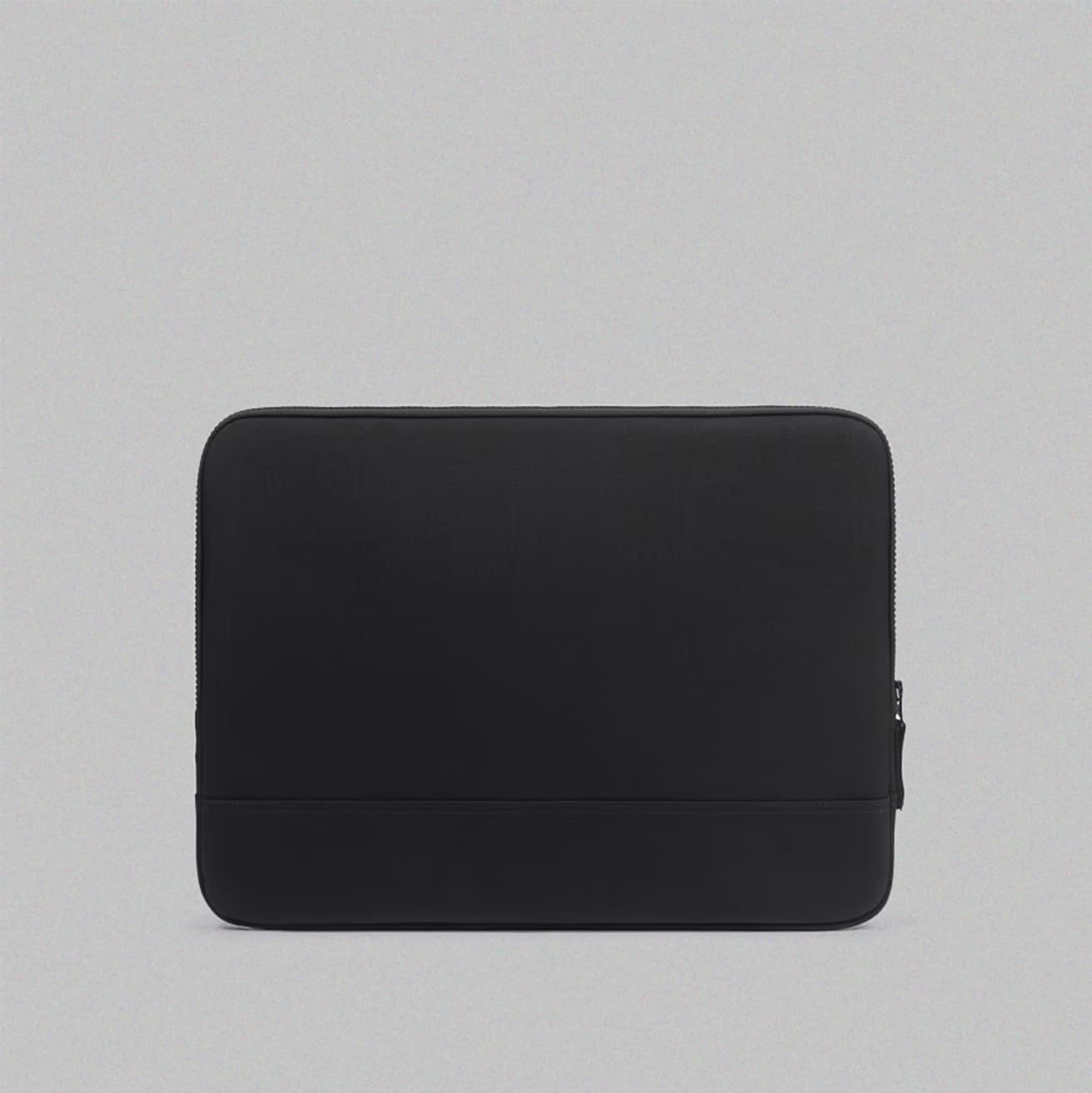 背面と下部を丈夫なナイロンで補強している。