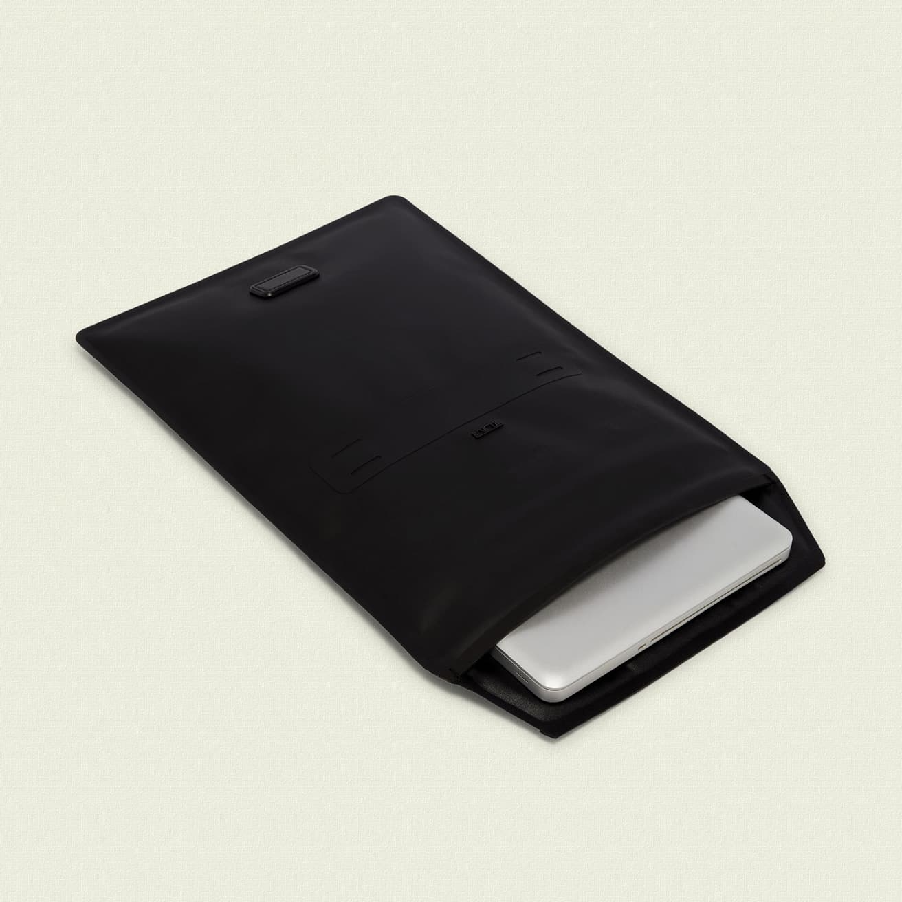 マグネット仕様のフラップにより、ノートパソコンの出し入れがスムーズに。