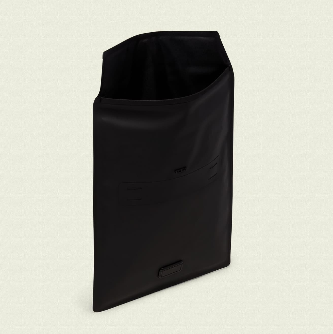 フロントには〈TUMI＋〉の別のアイテムを装着できるよう、Gフックをかけられるデザインになっているため、アイテムを整理して収納が可能だ。