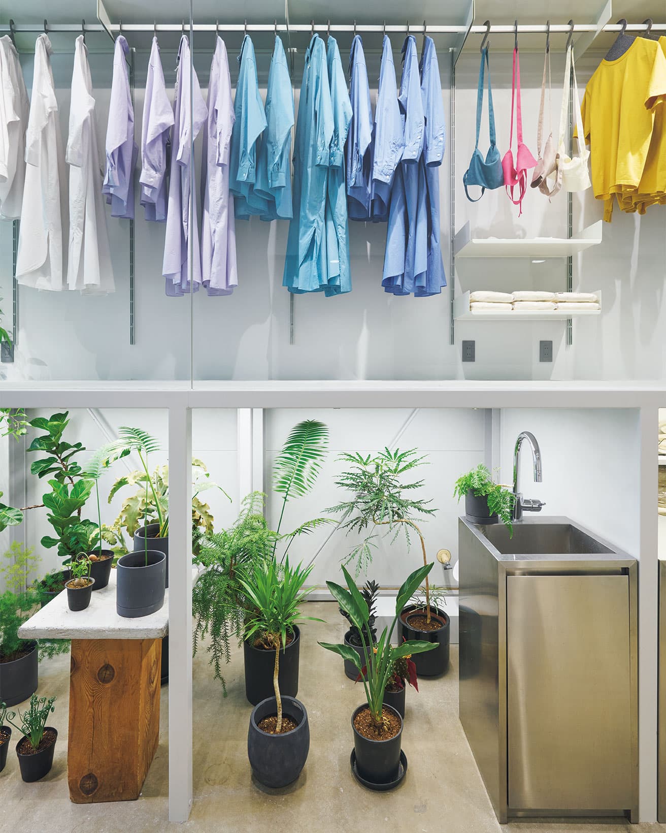 天井高を活かした吹き抜けとガラス張りのフロアは開放感たっぷり。