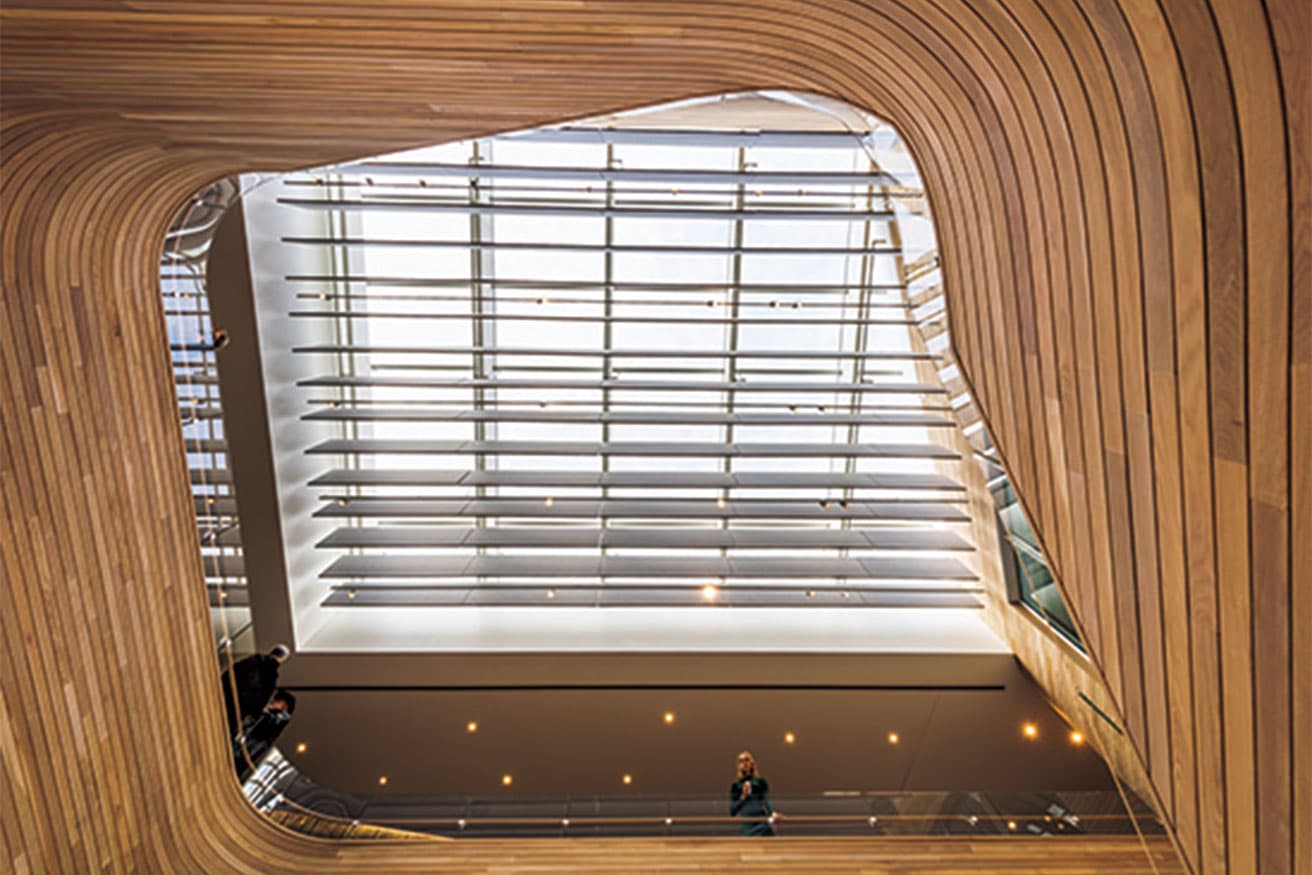 中央アトリウムで空を見上げる。