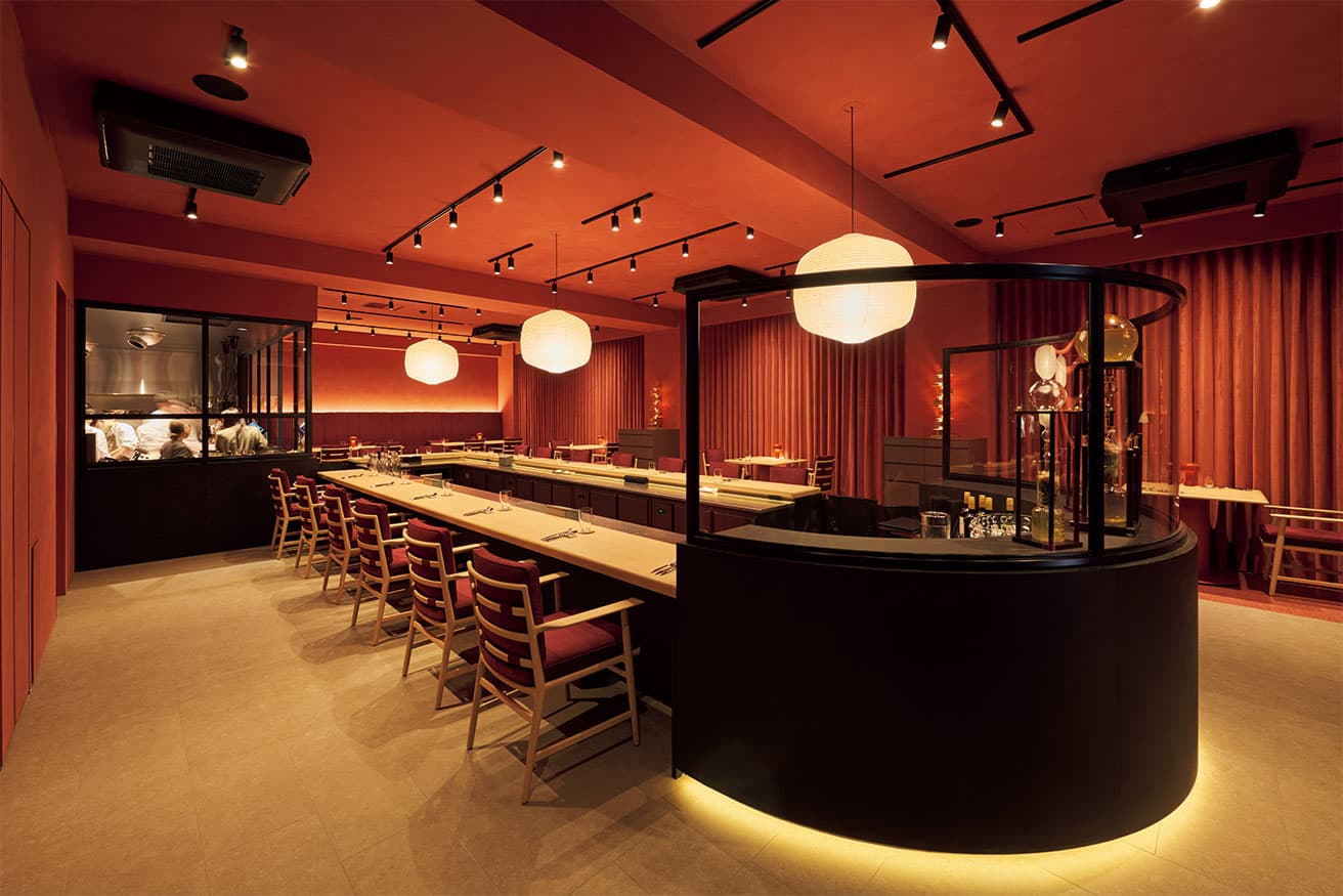 Ｕ字形のカウンターが印象的な店内。