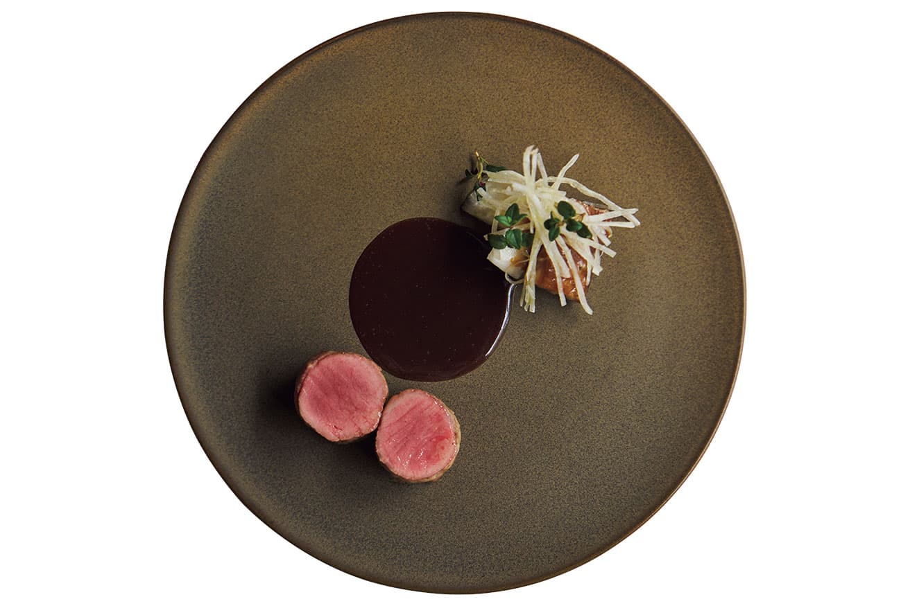 ディナーコース（12,100円）のメイン、「仔羊のムニエル　ナヴァラン　蕪」（メニュー一例）。やわらかく火入れした仔羊のムニエルに、コニャックがほのかに香る羊のジュと香味野菜を赤ワインで煮込み、フォンドボーで仕上げたクラシックなソースを合わせて。