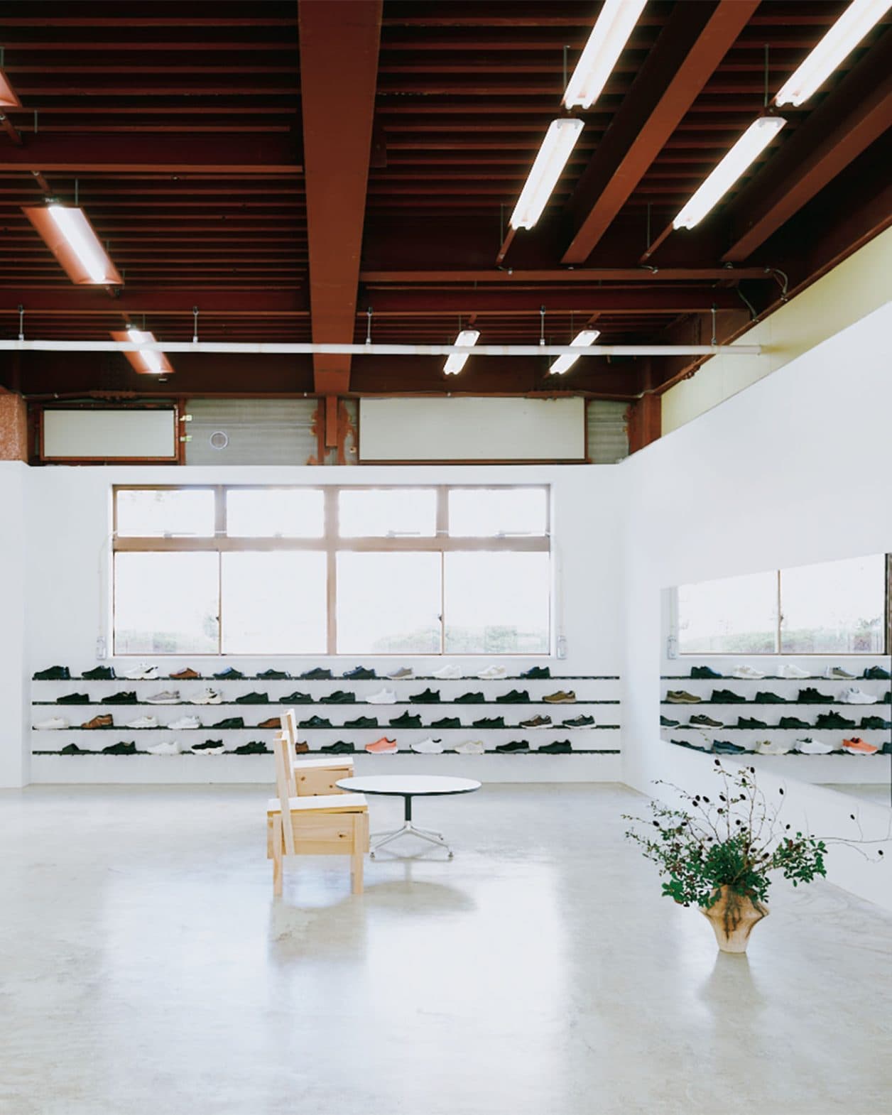 福岡・久留米の本社内に〈ムーンスター〉が開く、下川徹が手がけた発信基地とは？