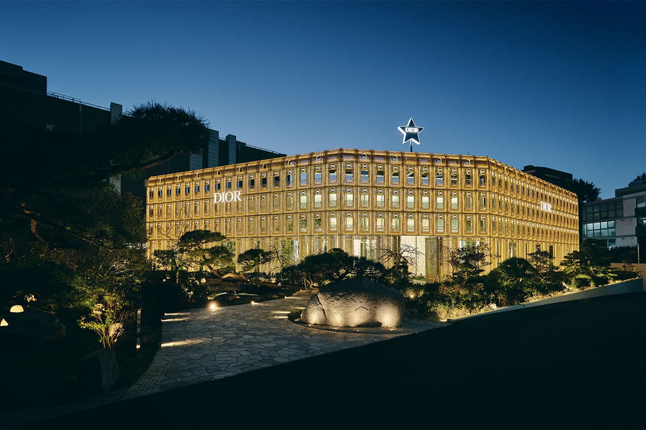 壮麗な館は、竹林に着想を得たゴールドのバンブーファサードに覆われ、夜には幻想的にライトアップ。