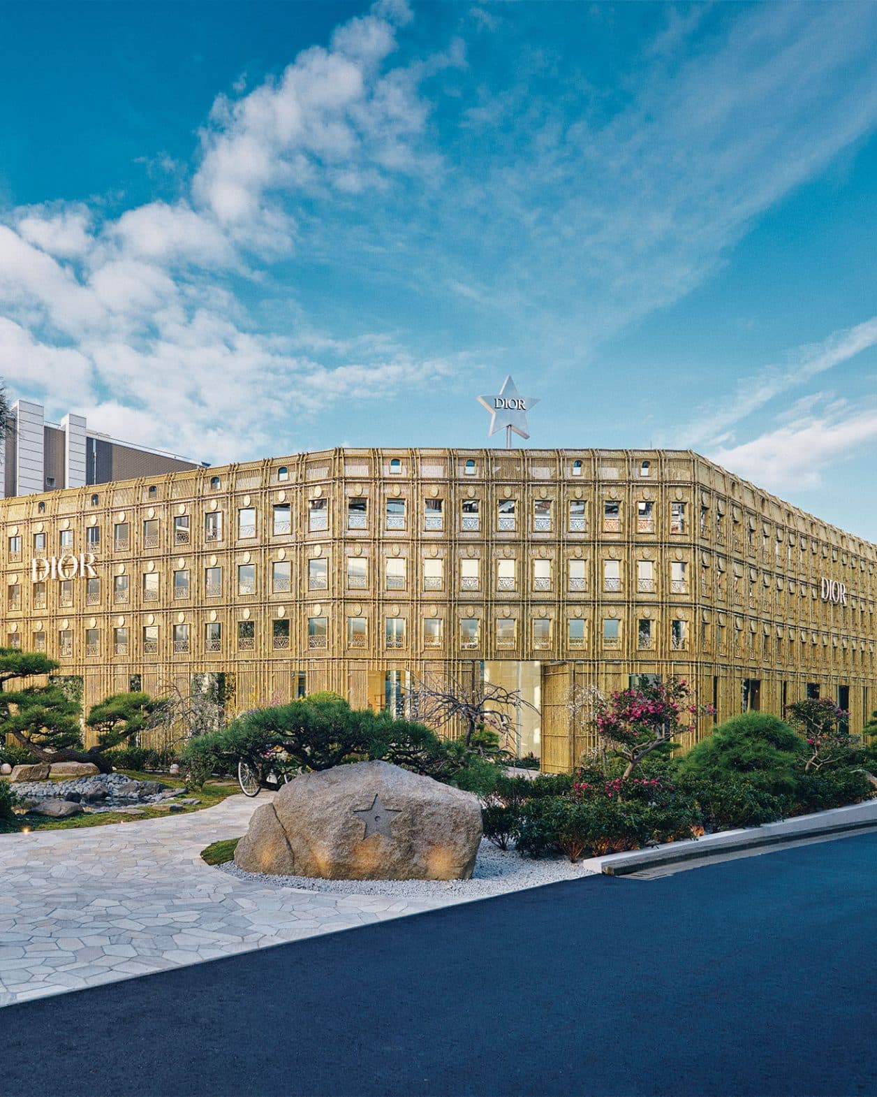 花と緑に包まれた、ディオールの夢の殿堂。〈ディオール バンブー パビリオン〉が代官山にオープン。