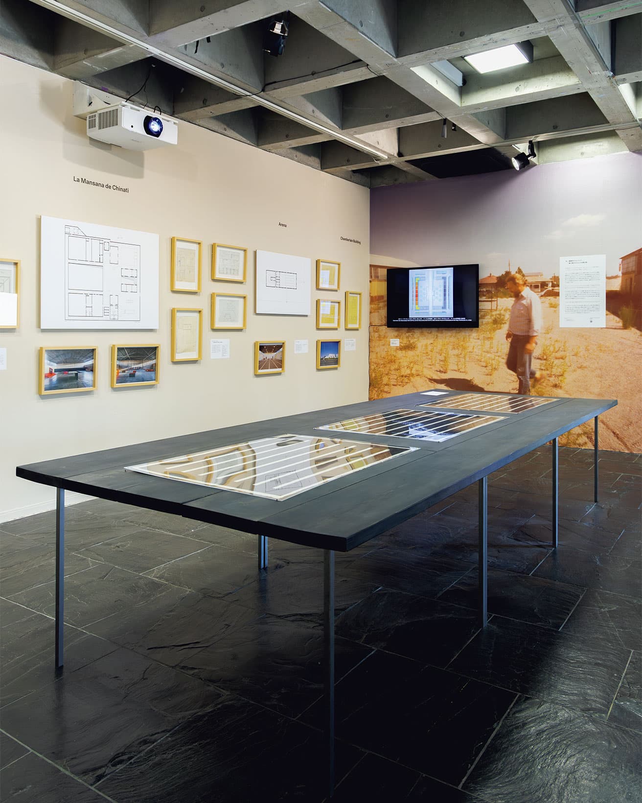 マーファへ移住したジャッドがこの地で制作した作品の図面や写真が並ぶ。