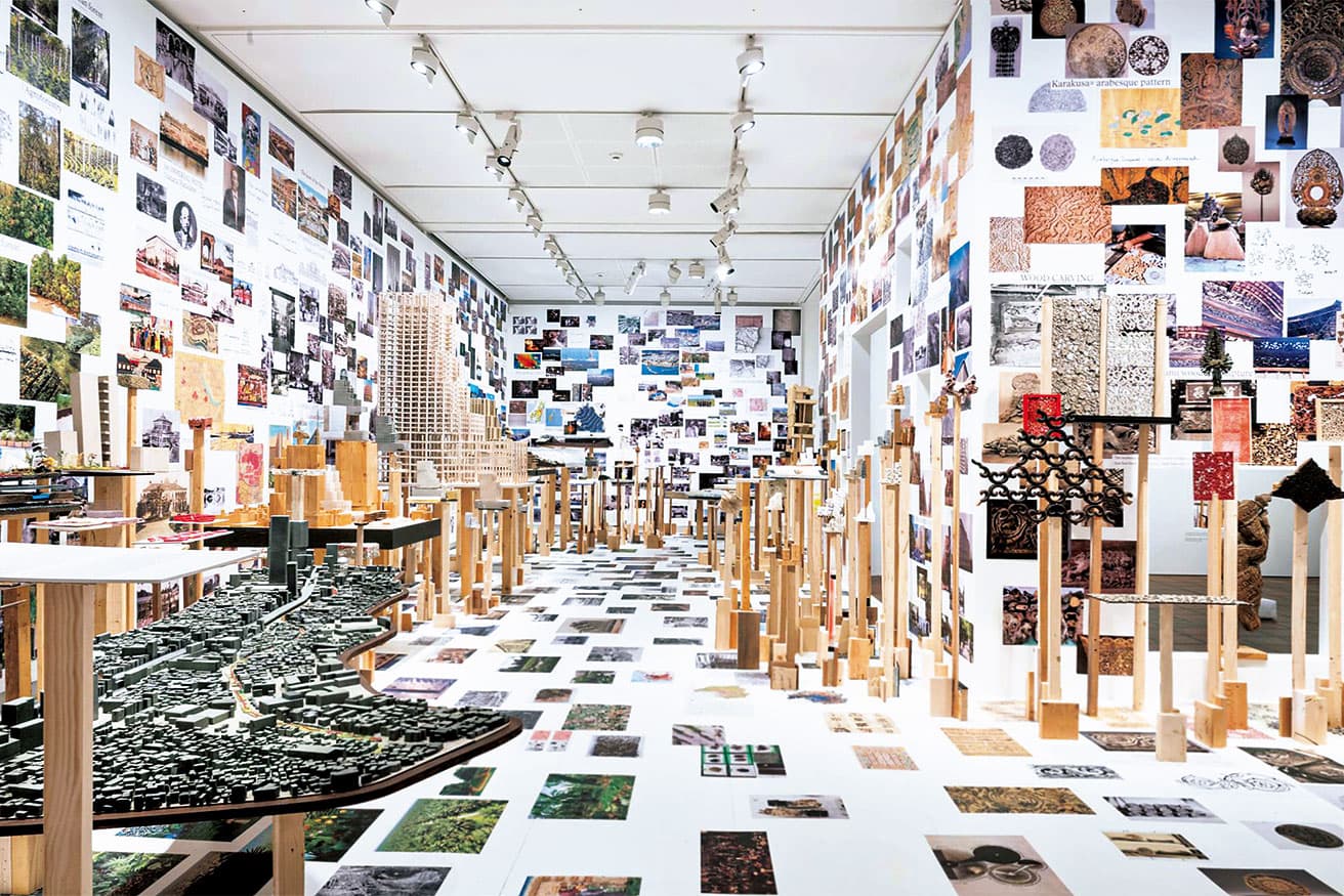 プロジェクトの構想過程を示すリサーチ資料と模型の展示。