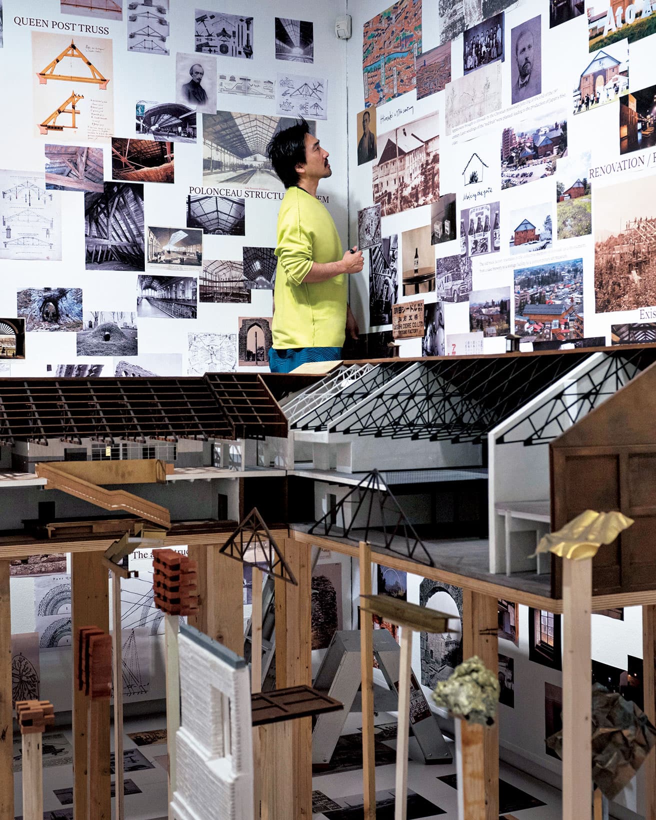 〈ルイジアナ近代美術館〉会場内の壁と床を2,000枚以上のサーチイメージやキーフレーズ、約450点の模型が埋め尽くす。手前は2020年竣工の〈弘前れんが倉庫美術館〉の模型。