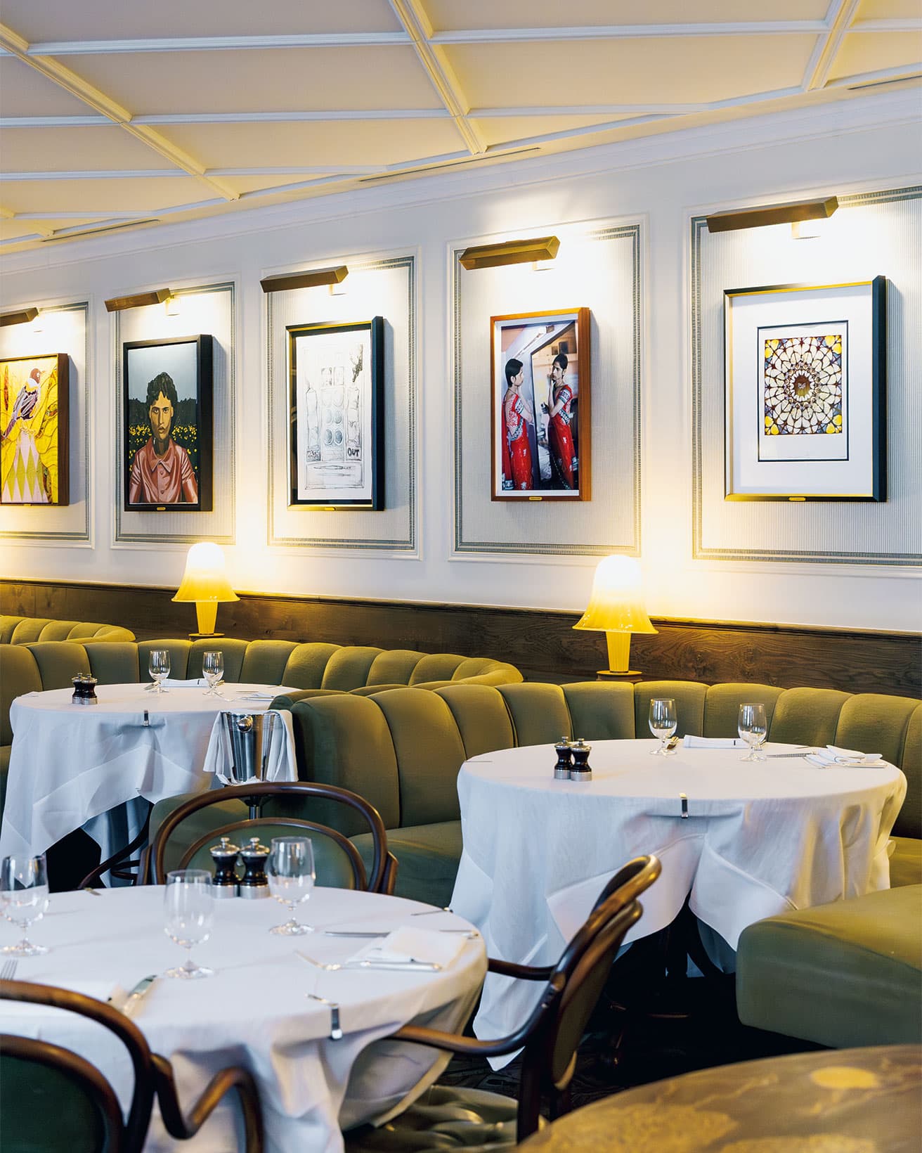 白いテーブルクロスが眩しい2階のレストラン。