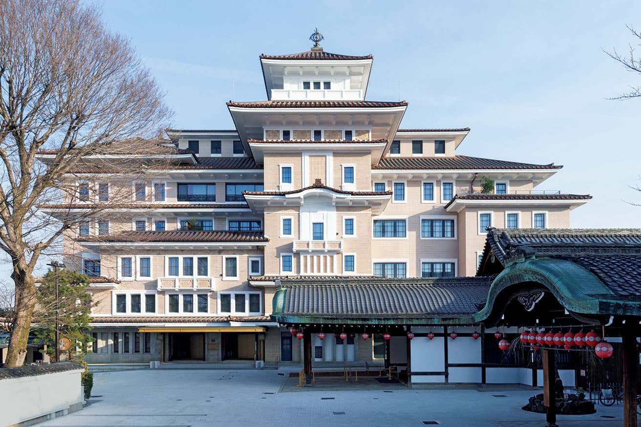 1936年に建てられた〈弥栄会館〉のファサードは窓の数を増やしたこと以外はほぼ竣工当時のまま残され、傷んだ部分を補修し復元。中身はホテルとして生まれ変わった。