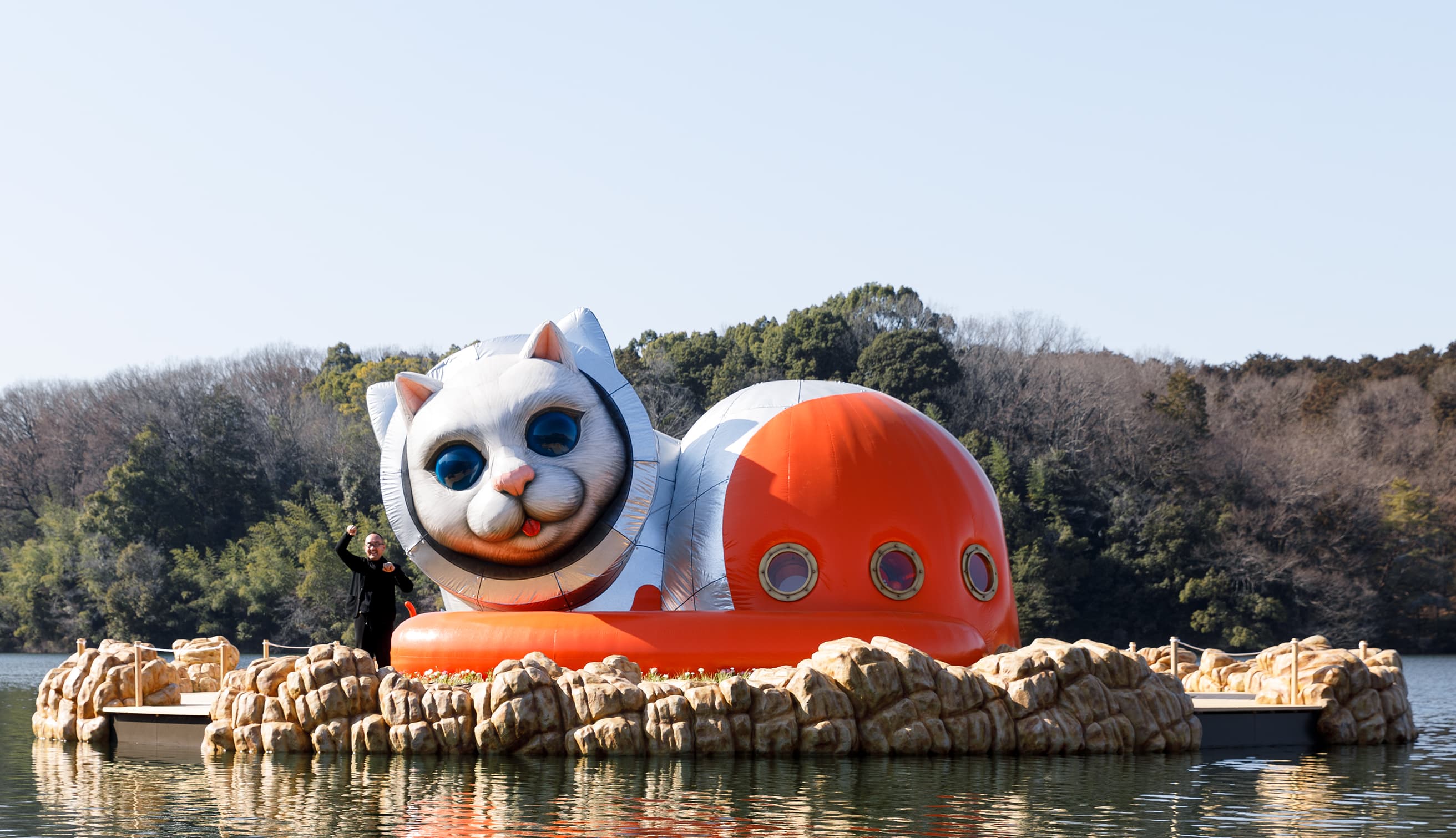 猫島にナゾのネコチャンポーズをされるヤノベケンジさまのお姿が！　もしや宇宙猫とのヒミツの交信ちう!?
