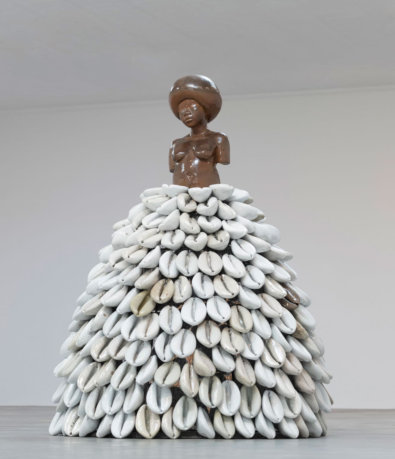 シモーヌ・リー《Untitled》 2023-24　©Simone Leigh, courtesy the artist and Matthew Marks Gallery
