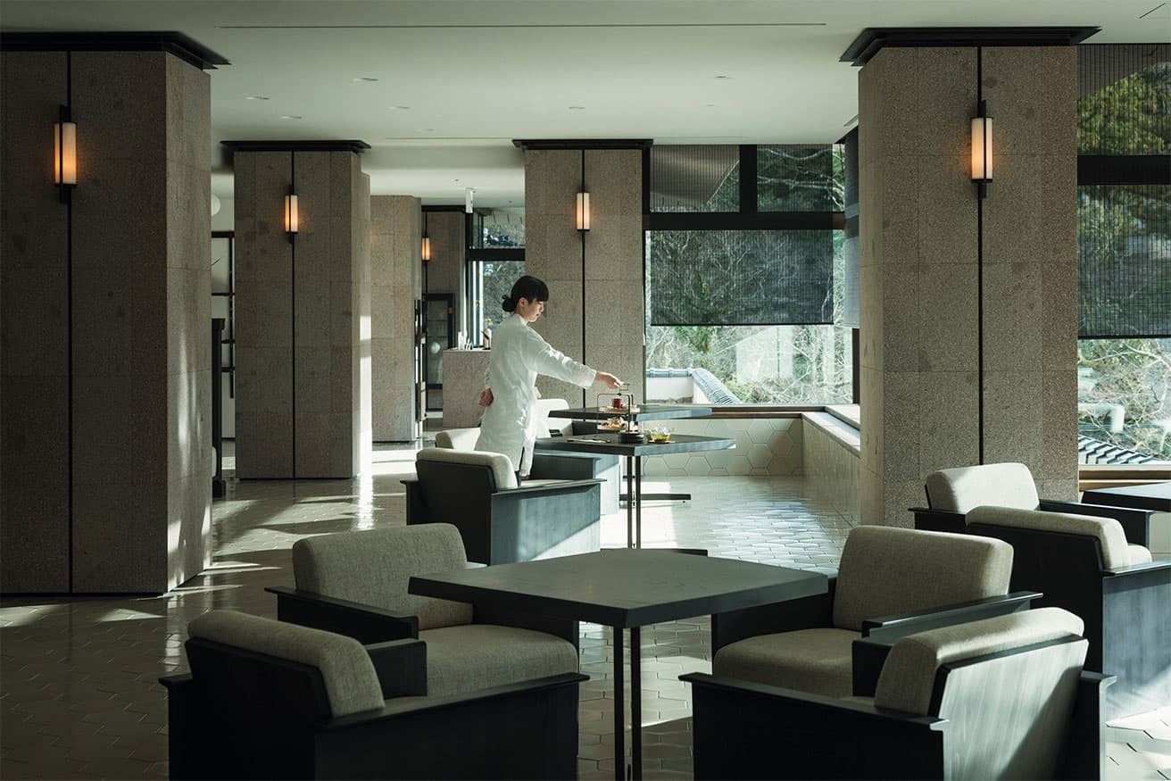 館内のロビーでは〈茶房〉を併設し、山中漆器をはじめとする工芸品の器でお茶を楽しめる。