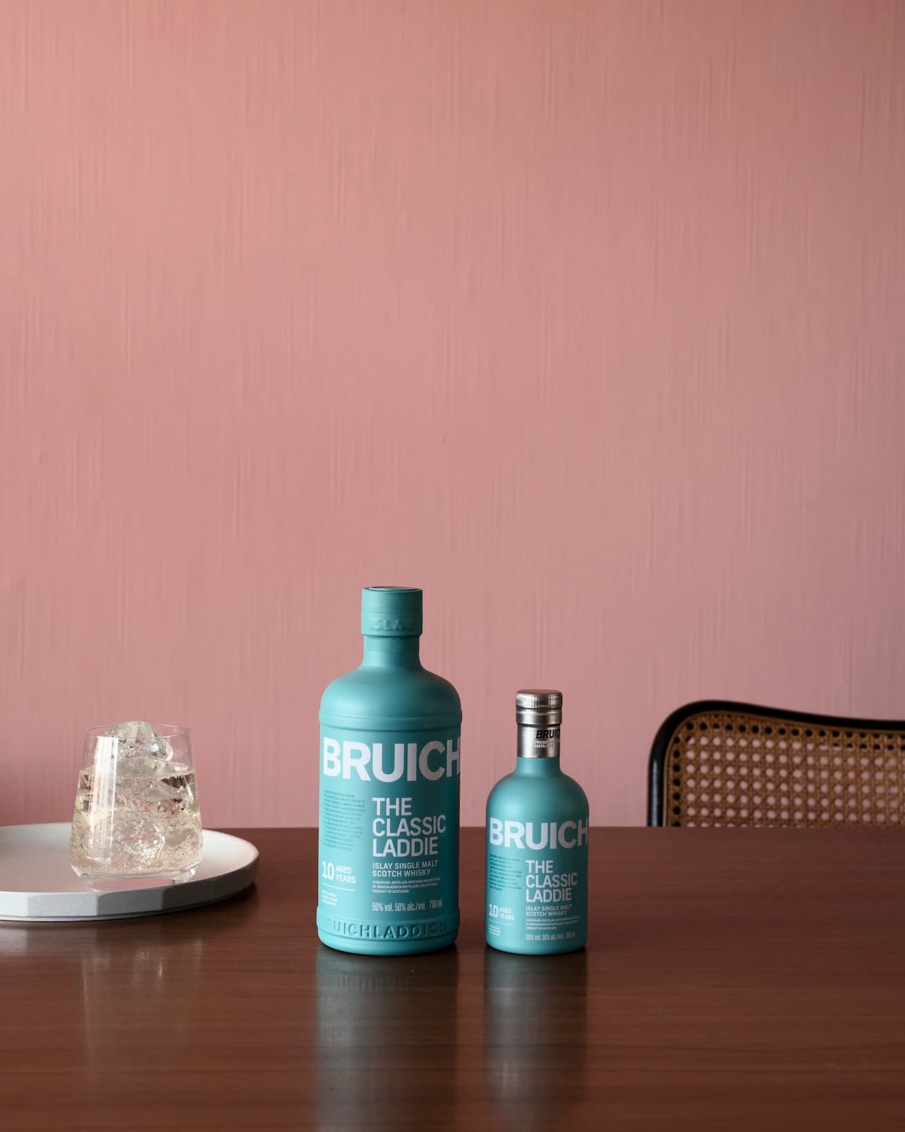 ラディブルーが印象的なボトル。アイラ島で10年間の熟成した「ブルックラディ ザ・クラシック・ラディ 10年」700ml、「ブルックラディ ザ・クラシック・ラディ 10年」ミニボトル200ml