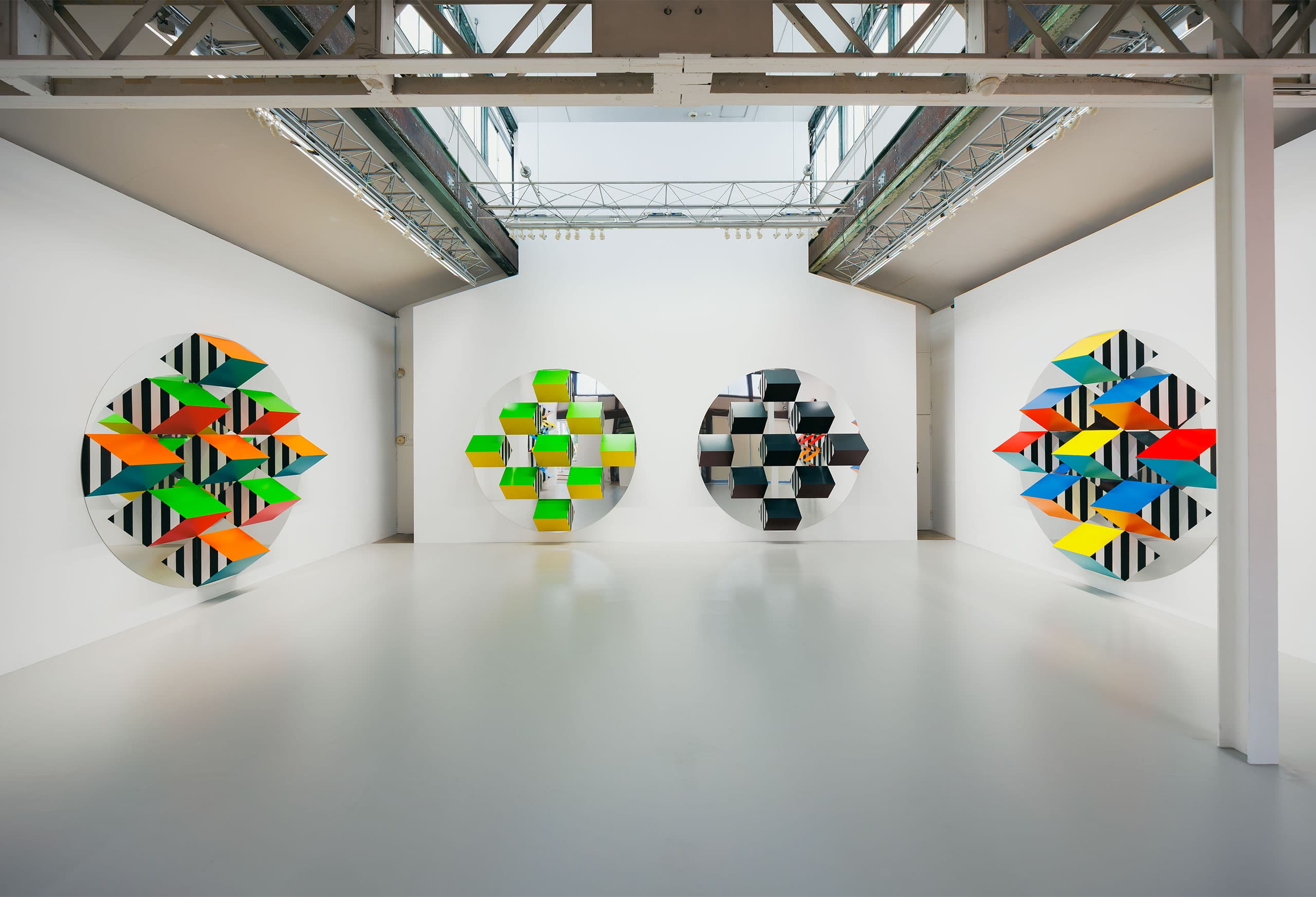 ダニエル・ビュレン「Third Eye, situated works - 知覚の拡張—そこにある眼差し」展示風景。