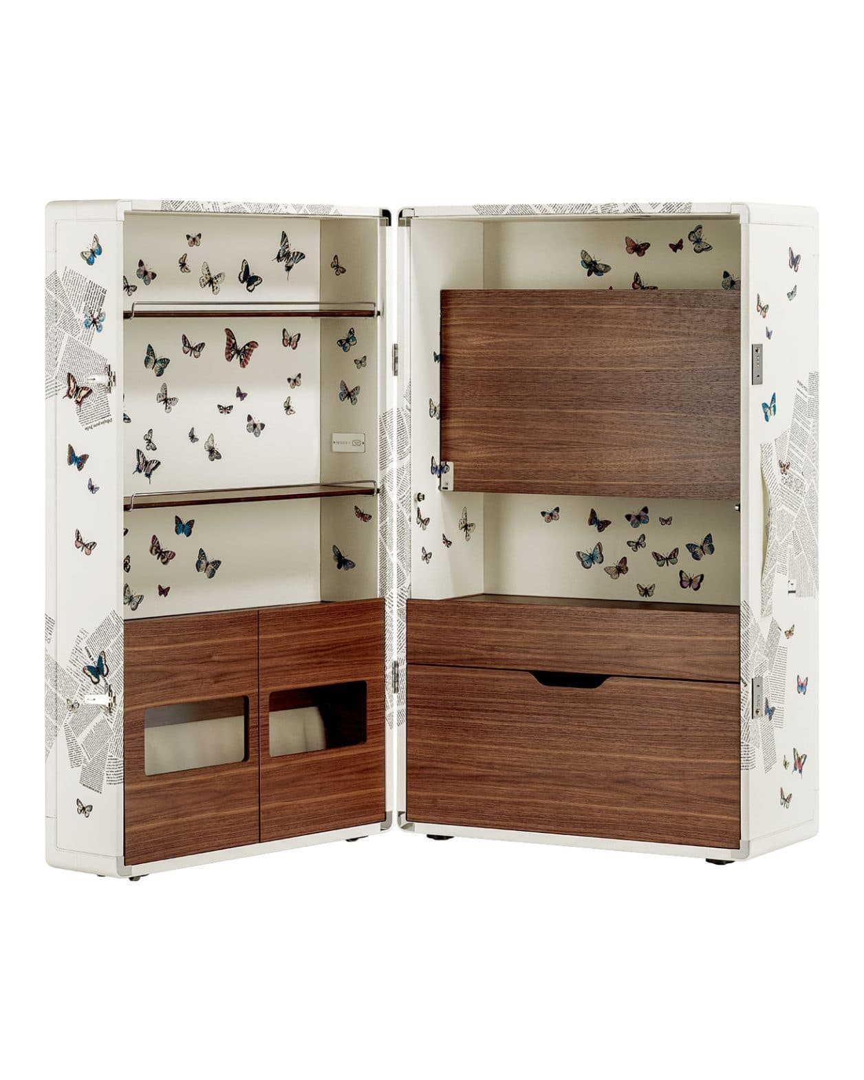 豪華客船の旅を彷彿させる〈ポルトローナ・フラウ〉の芸術的キャビネット。