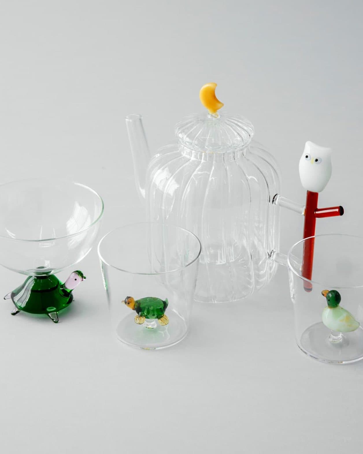 ガラスの動物が繊細でかわいらしい〈イッケンドルフ・ミラノ〉の食器たち。