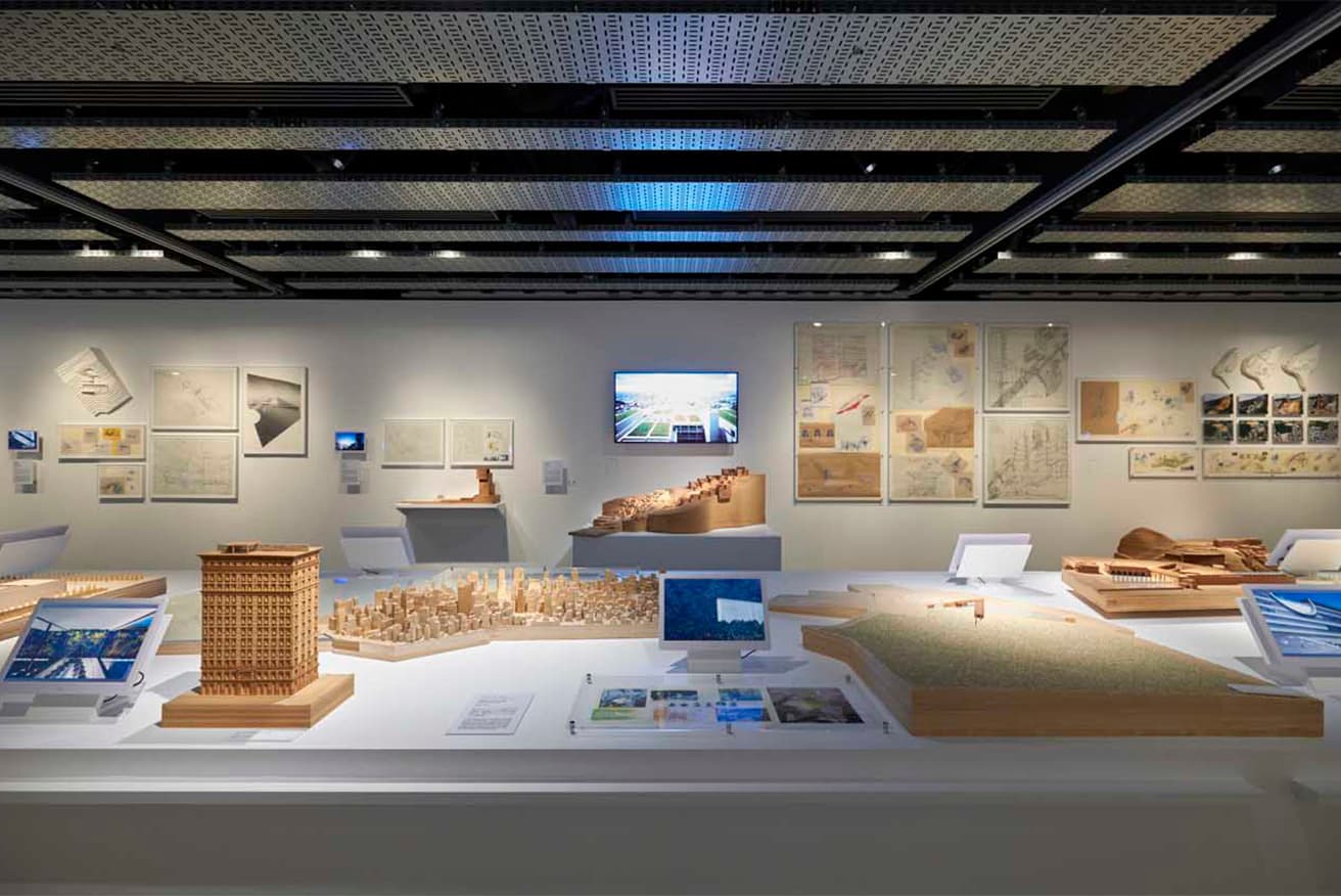 「挑戦の軌跡」と題された展示室。〈六甲の集合住宅〉〈マンハッタンのペントハウスIII〉などの代表作が並ぶ。
