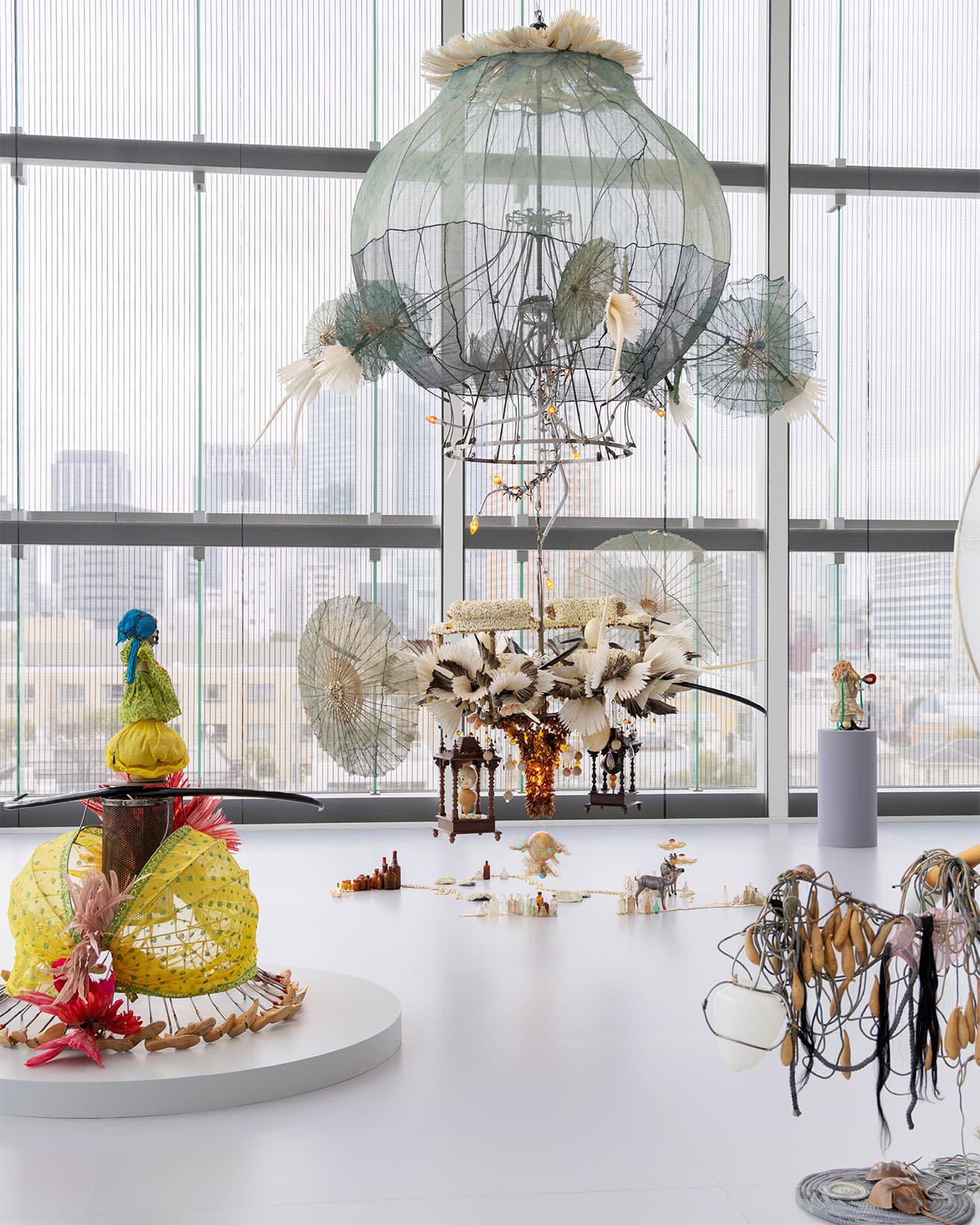 左／《Preternatural passage came from wet whiteness and mercantile madness, paid for circular migrations, she went thirty six directions that is all the more different, where empire threw her new born and heritage claimed as well, this lady bug was not scarlet her wound was rather shaped like garlic seemed colored, a bit more of sulfuric, could eat what was fungus her cloth punctuated by tender greenness she seemed to be again pregnant.》2011年。右／《In an unnatural storm a world fertile, fragile and desirous, polluted with excess pollination, hungry to seize an untidy commerce also gave an unknowable size to some mongrel possessions, excreted a promiscuous heritage, sprayed her modern love, breathed deeper than any one place arching her back threw new empire, religion, bathed in unseasonable hope to alter what could not be warm》2008年。奥のバルーン型の作品はフォンダシオン ルイ・ヴィトンの「Hors-les-murs（壁を越えて）」プログラム10周年に際し、初公開されたインスタレーション。