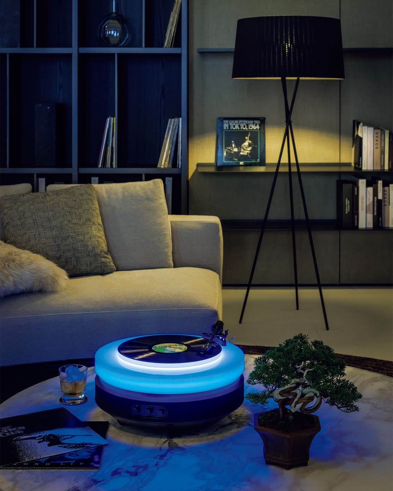 《Audio-Technica Hotaru》1,650,000円。（オーディオテクニカ カスタマーサービス TEL  0120 773 417）、《BRERA sofa》5,408,260円、黒白模様のクッション77,000円、《SHINDO》カーペット3,528,800円、《MUSH》コーヒーテーブル1,961,300円、ウォールシェルフの価格は要問い合わせ（以上ポリフォーム東京 TEL 03 6696 0580）、盆栽《真柏》875,000円（TRADMAN'S TOKYO TEL 03 6256 0471）、SANTA&amp;COLE《TRIPODE G5》フロアライト213,400円、ファーのクッションカバー24,200円（共にザ・コンランショップ 新宿店 TEL 03 5322 6600）。