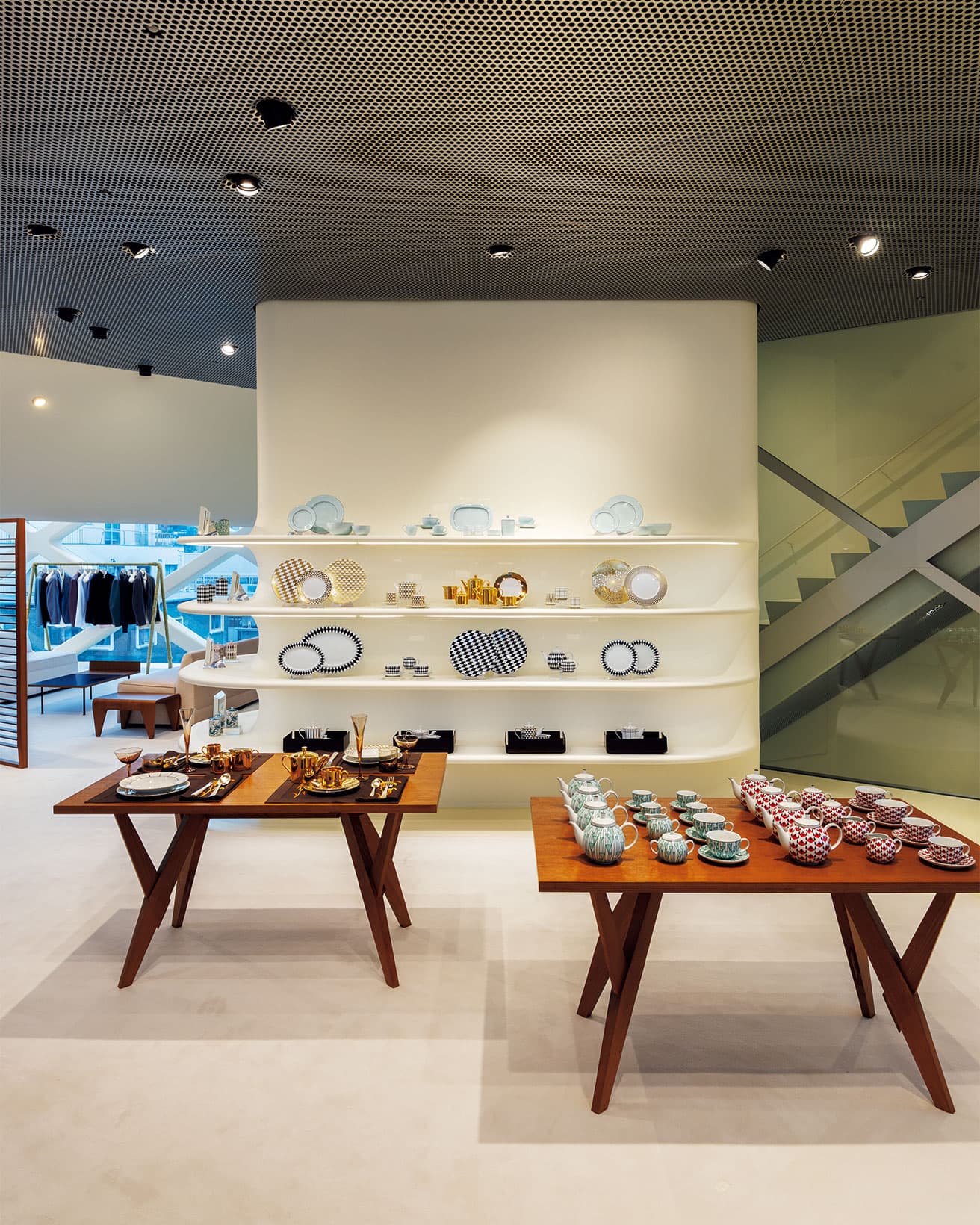 ホームコレクションを扱う空間が登場した4階。木製のテーブルやチェアが配されリラックスした空気が漂う。奥のコーナーは「メイド トゥ オーダー」のサービススペース。