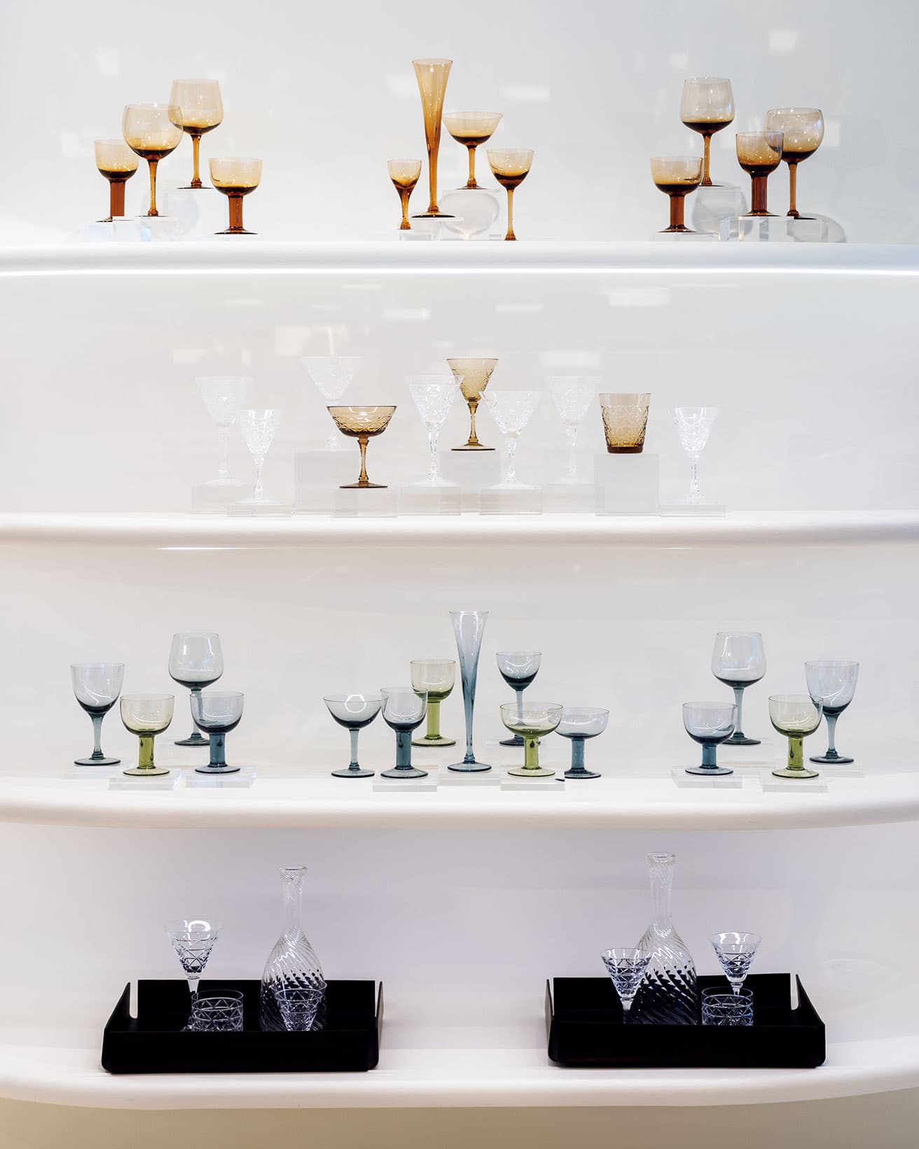 洗練されたミニマルなフォルムが美しいボヘミアクリスタルのグラスウェア。シックなカラーグラデーションやトライアングルカットが施されたクリスタルが日常を個性的に彩る。