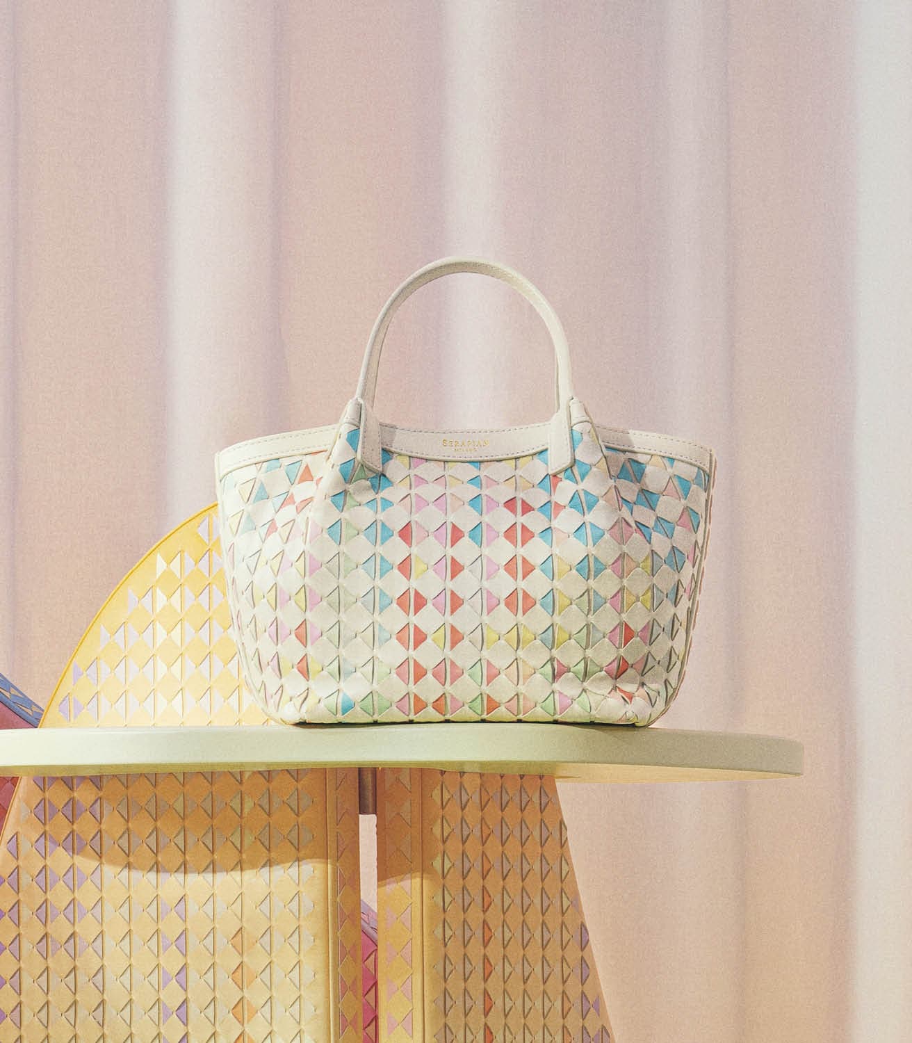 ミニ シークレット バッグ（オフホワイト）各481,800円。コンパクトながら日常の必需品が収まる便利なバッグ。