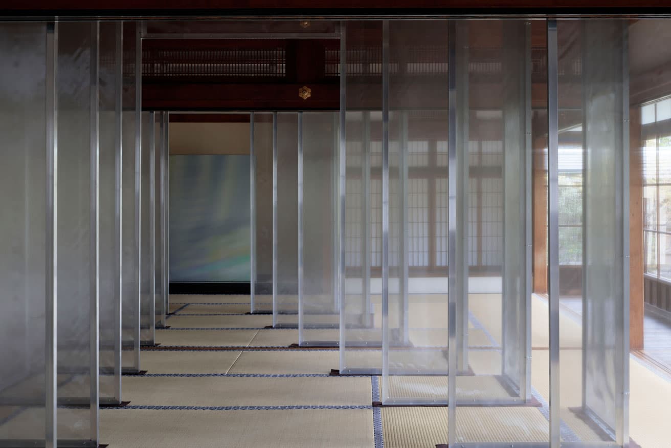 香が焚きしめられた銀色の布からは、かつて存在していた香りの痕跡を知覚する。床の間に向かって進んでいくにつれ、光や身体の動きに応じて布の表面が徐々に変化し、存在と不在の相互作用を感じとる。