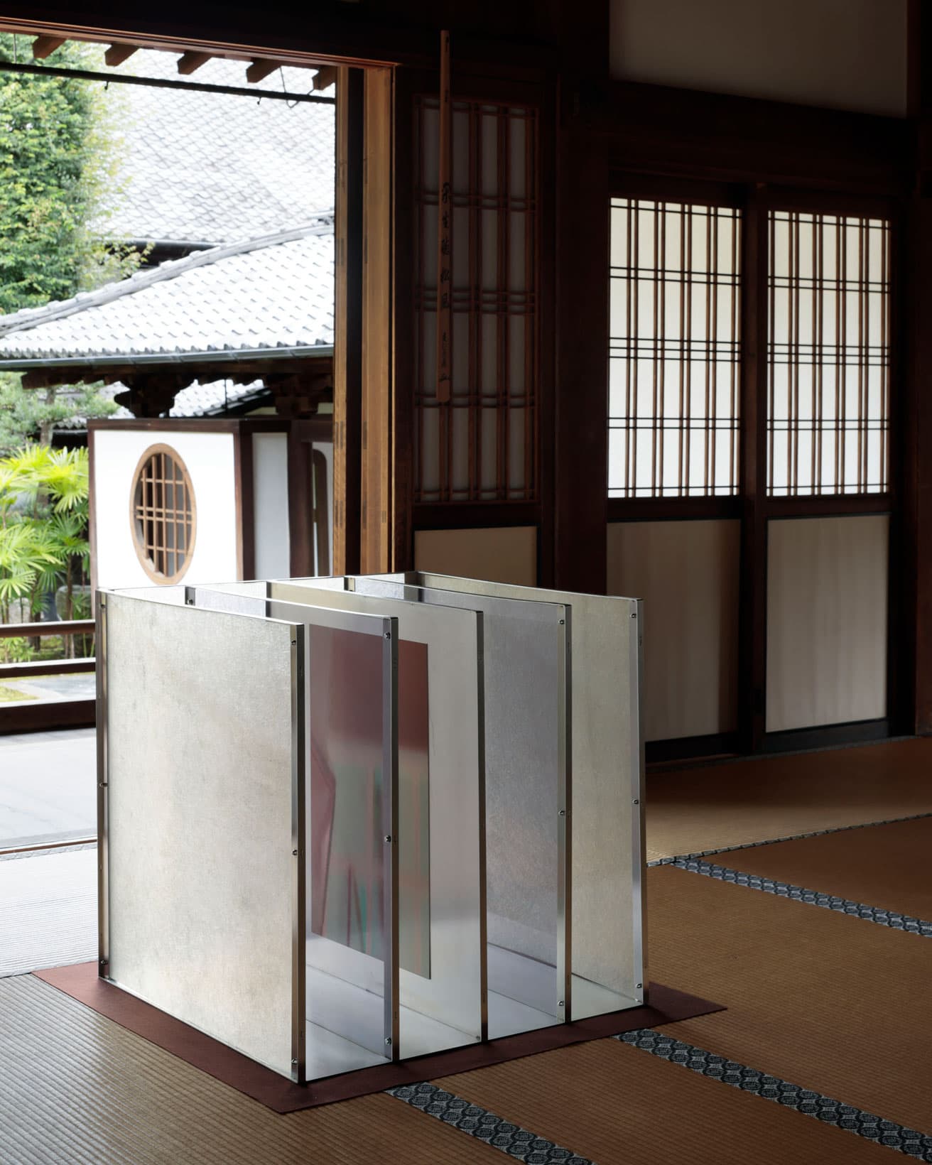 本展示には複数の空間があり、「共感覚の瞑想」と名付けられたこの空間には、聴覚・嗅覚・触覚・視覚・共感覚を喚起する５つの彫刻的インスタレーションが設置される。