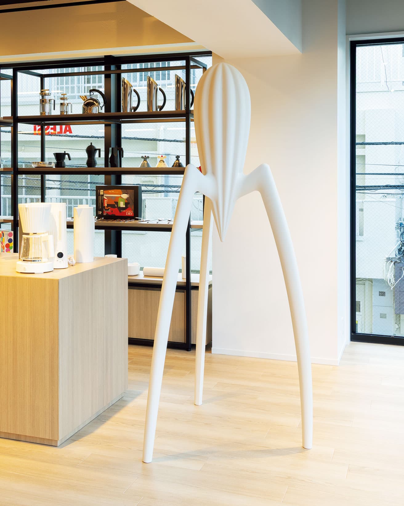 スタルクさまのレモン搾り《Juicy Salif》が巨大オブジェに。270,600円。