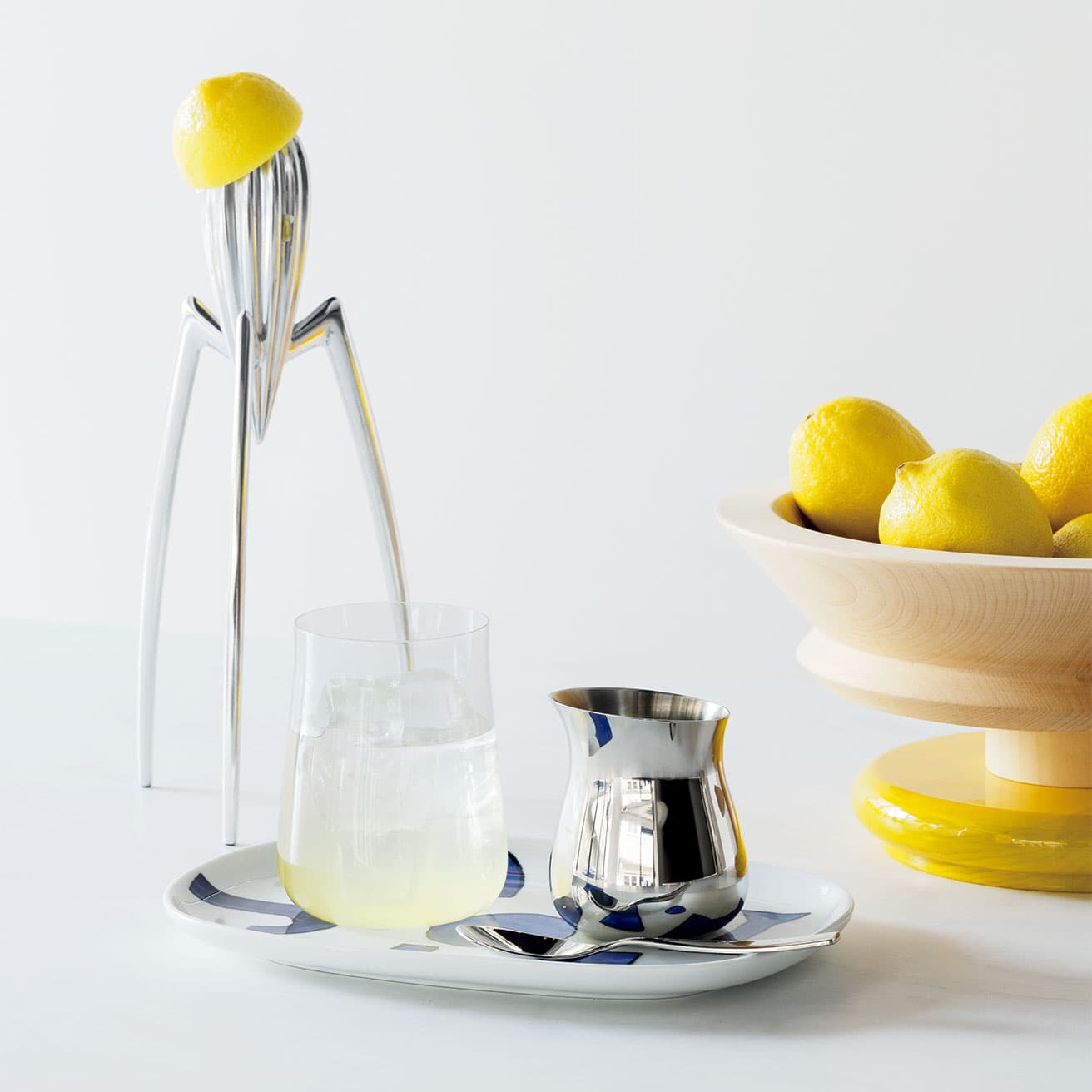 カフェではフードと一緒にプロダクトも楽しめますの。《Juicy Salif》21,010円。