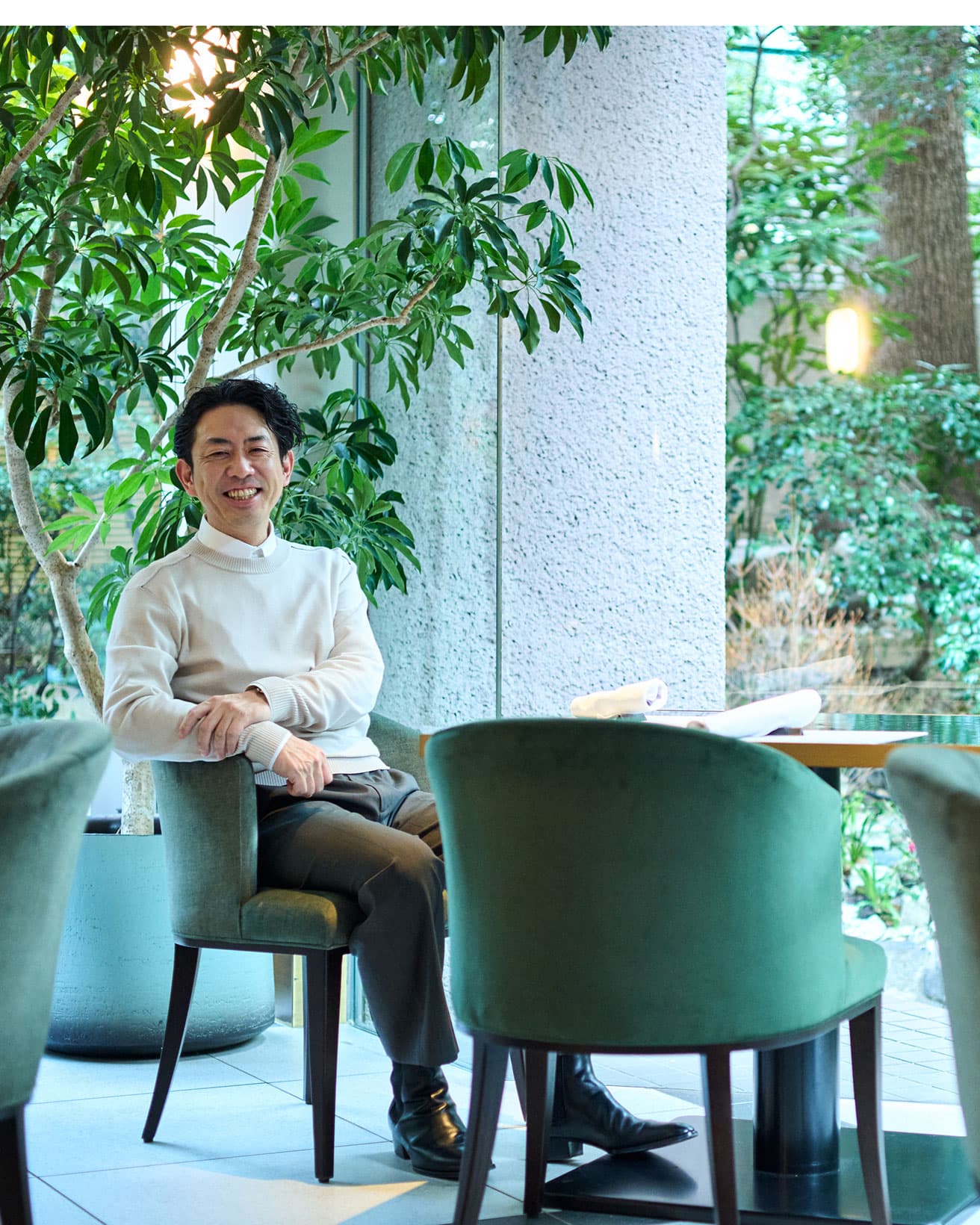 新しくなった「オールデイダイニング リモネ」でくつろぐ鈴木啓太さん。
