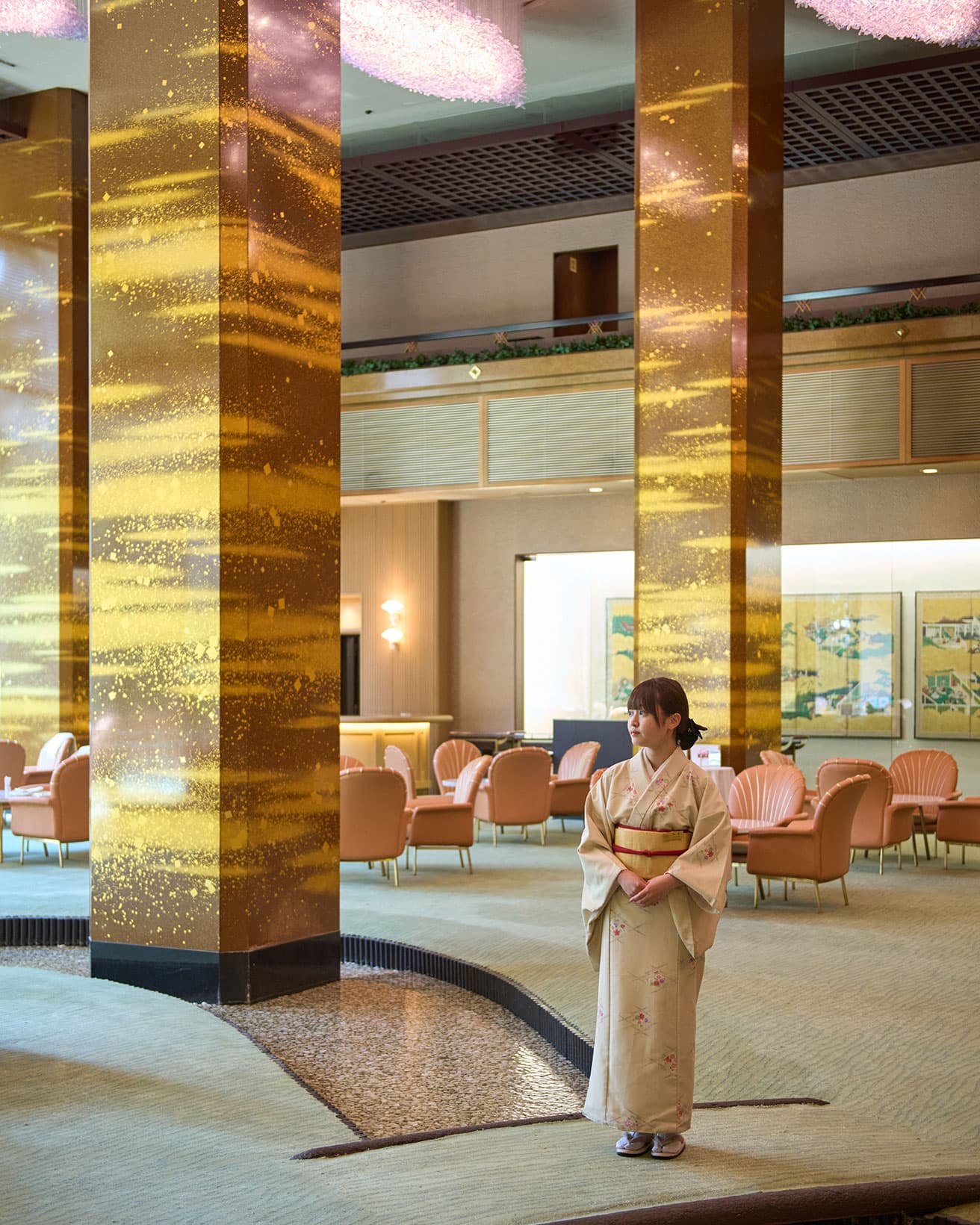 着物姿の女性がサービスするメインラウンジは、1973年にイーストウイングが開業した当時とほぼ変わらない。全体の意匠設計は吉田五十八。曲水の宴をイメージした水の回廊を中央に配し、金箔や金砂子をちりばめた蒔絵を研ぎ出した高さ約8mもの柱が圧巻だ。