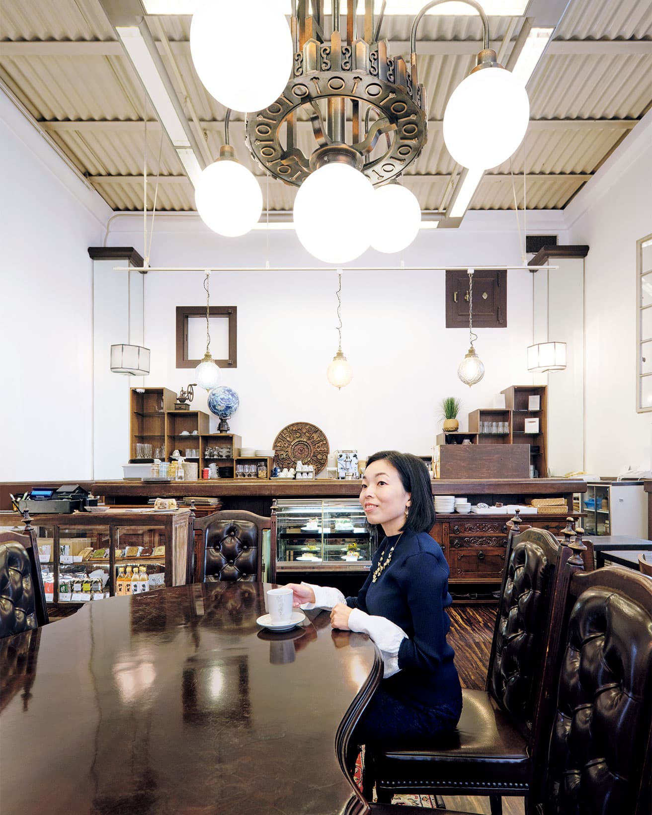 別館内の〈前田珈琲 文博店〉はかつての日本銀行京都支店金庫室だった。写真右奥上部には、金庫室内の扉が残る。