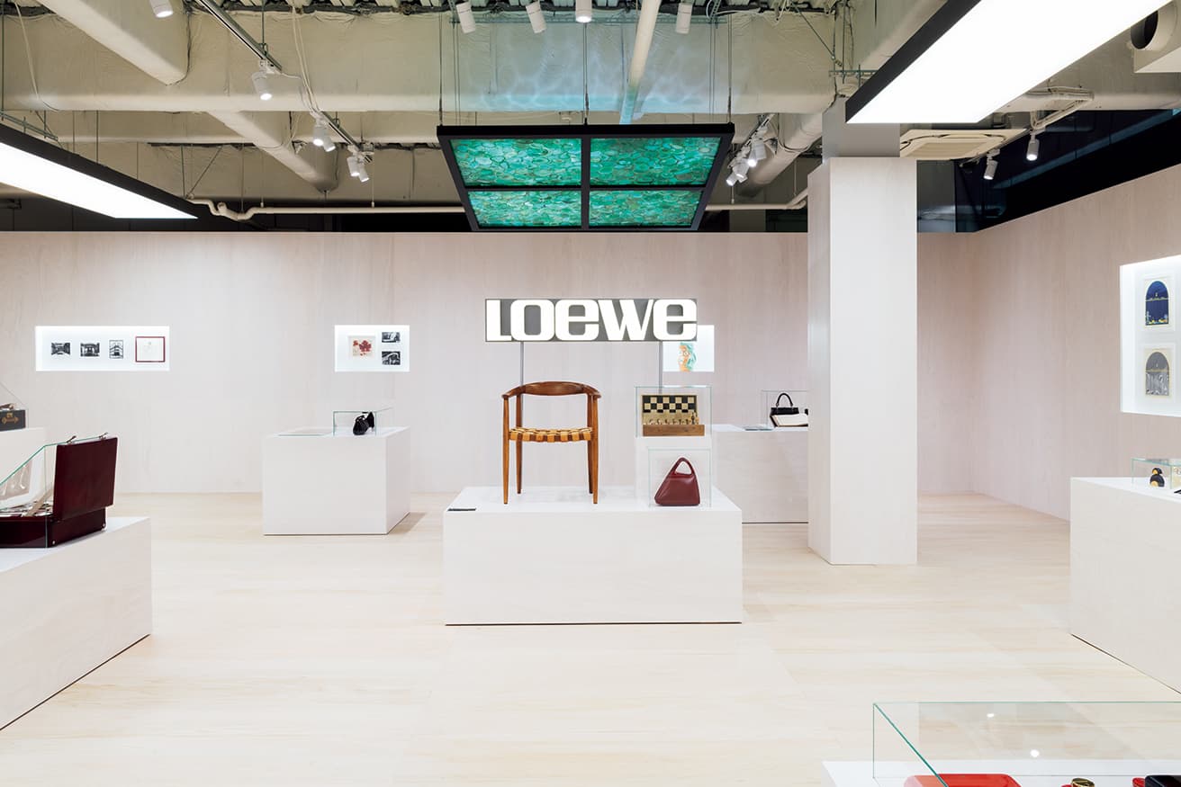【ROOMS：ブランドの多様な側面に出会う展示室】会場は7章構成になっており、さまざまな視点でロエベのクリエイションを体感できる。写真はマドリード・セラーノ通り店を飾った緑メノウ石の装飾板（レプリカ）などを展示する第1章「手から生まれたもの」。
