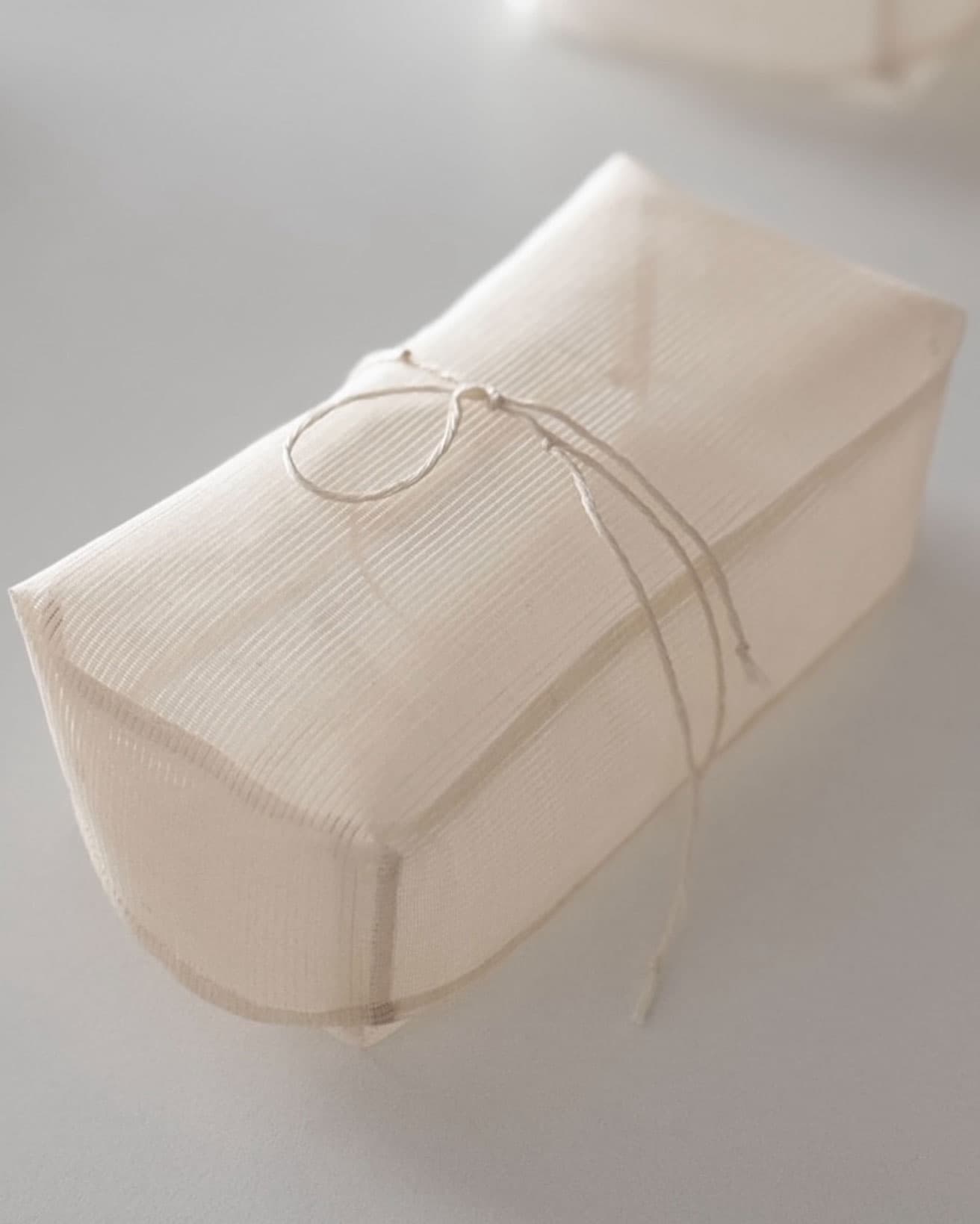 日本の薄くて繊細な古い絹布を使って制作された箱形の作品。