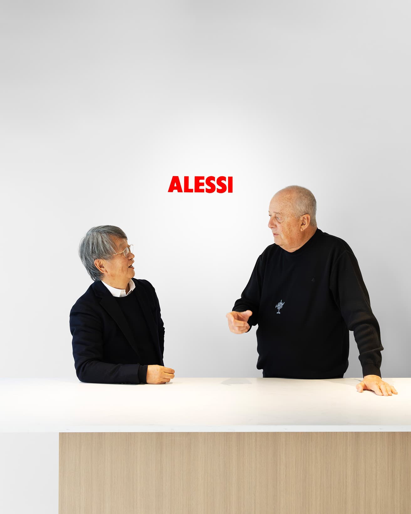 左から深澤直人、アルベルト・アレッシ。2026年3月末オープンの〈アレッシ ストア 東京〉にて。プライベートでもワインを酌み交わす仲という2人。インタビュー中も和気あいあいとした雰囲気だった。photo_Satoshi Nagare