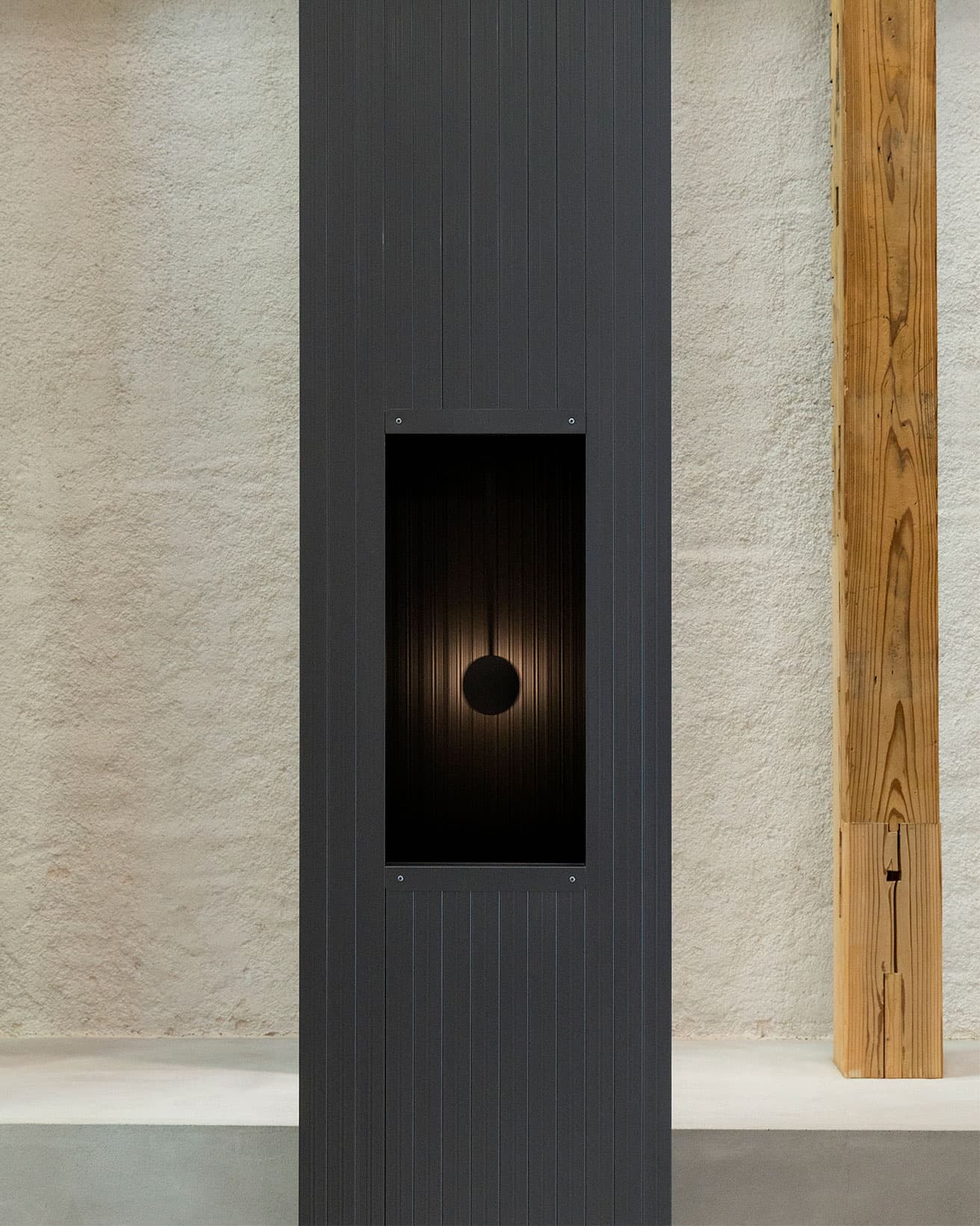 「GRANDFATHER CLOCK（柱時計）」。振り子の音が店内に静かに響く。