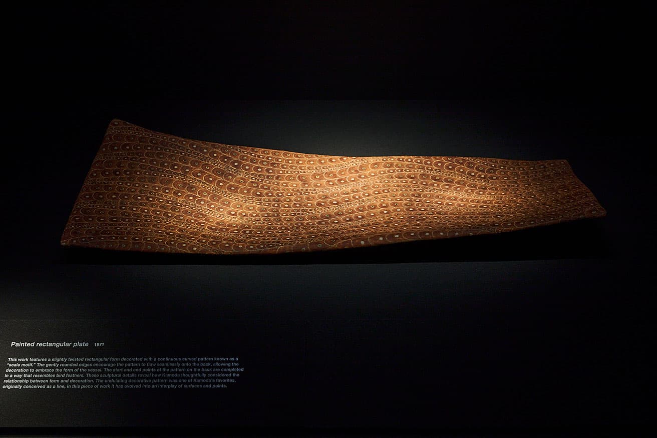 加守田章二《彩陶長方皿》1971年（京都国立近代美術館蔵）。