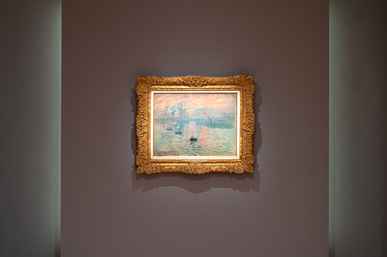 〈マルモッタン・モネ美術館〉での《印象・日の出》の展示風景。《印象・日の出》はモネの故郷、ル・アーヴル港の朝霧を描いている。　©Christian Baraja SLB
