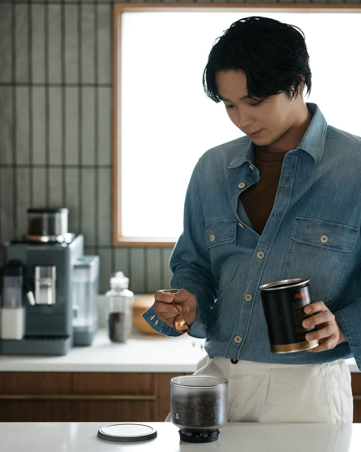 〈デロンギ〉の全自動コーヒーマシンで驚きの味わい。磯村勇斗さんも新たなコーヒー生活を堪能。
