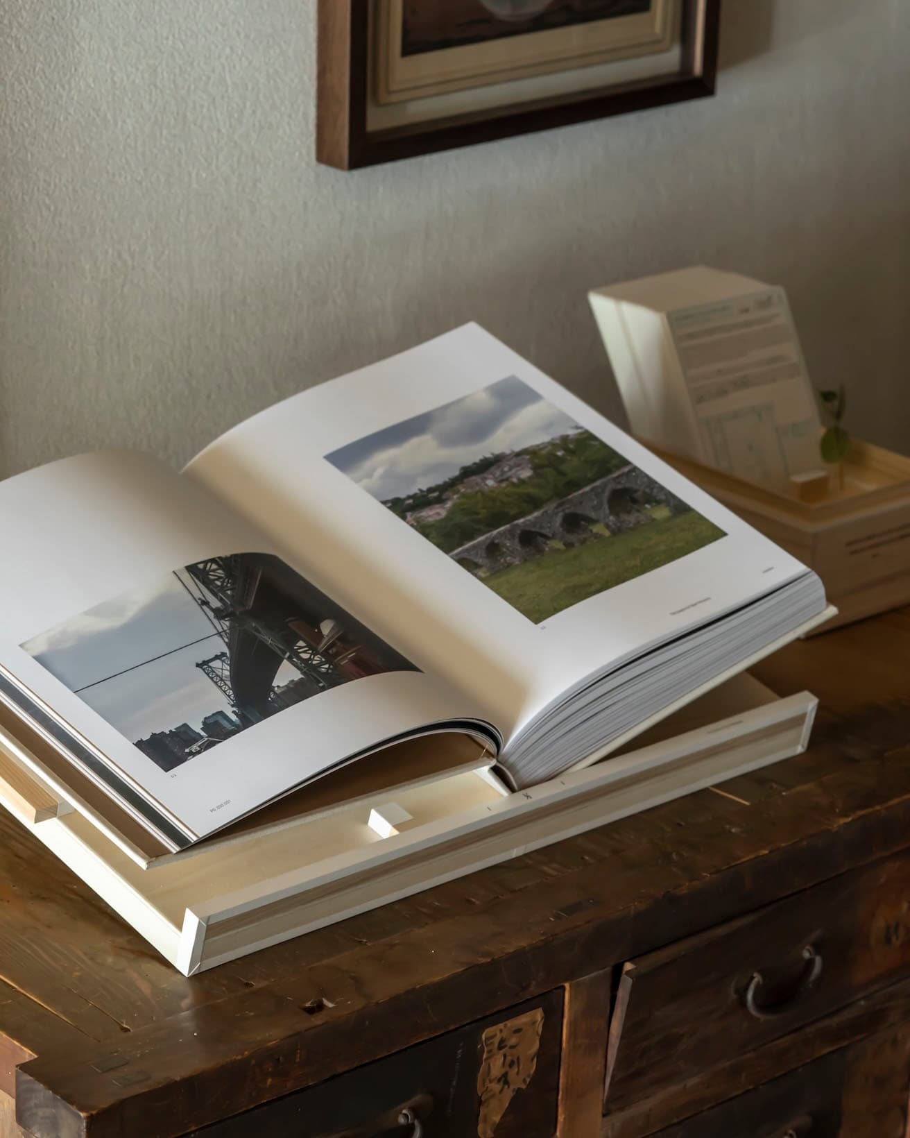 第1号店のあるNYと、南仏・グラースの景色。香りの聖地、グラースで収穫される原料も〈ル ラボ〉にとって大切な要素だ。