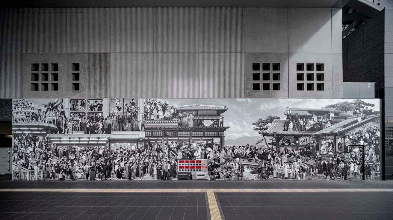 京都駅ビル壁面に展示された「JR クロニクル京都 2024」。京都へやって来る人の多くが最初に訪れる京都駅にあり、街を席巻して写真祭が繰り広げられていることが伝わってくる。photo_©︎ Kenryou Gu-KYOTOGRAPHIE 2025