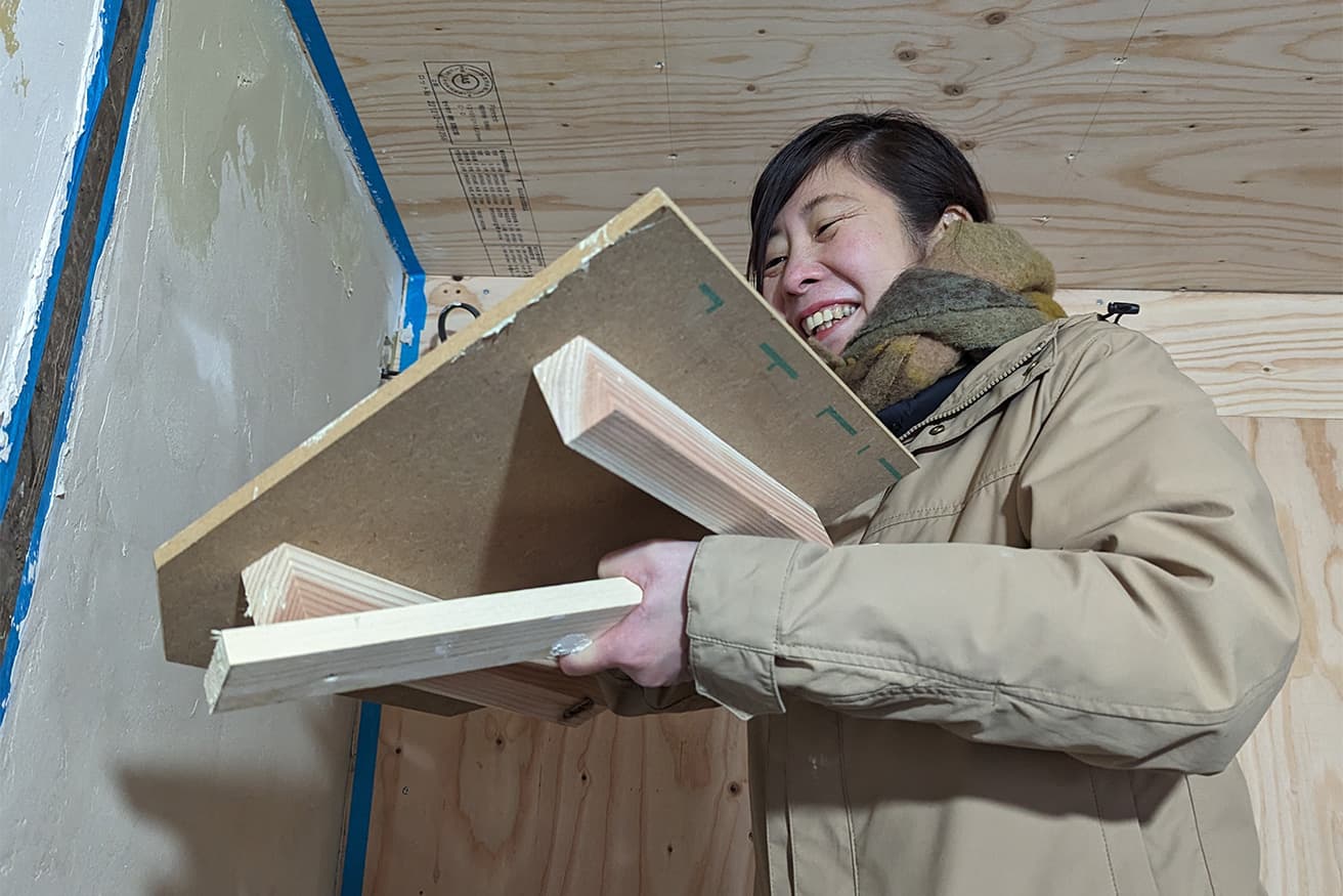 ひらつかかつら　京都在住の建築ライター。京都大学大学院地球環境学堂研究員。雑誌等での取材執筆や企業・行政の広報物制作などを行う。空き家活用に関心があり、『空き家の手帖』という本を共著で出したことも。DIYにも興味があり施工ワークショップにたびたび挑戦するも、五十肩のためすぐに限界をきたす。