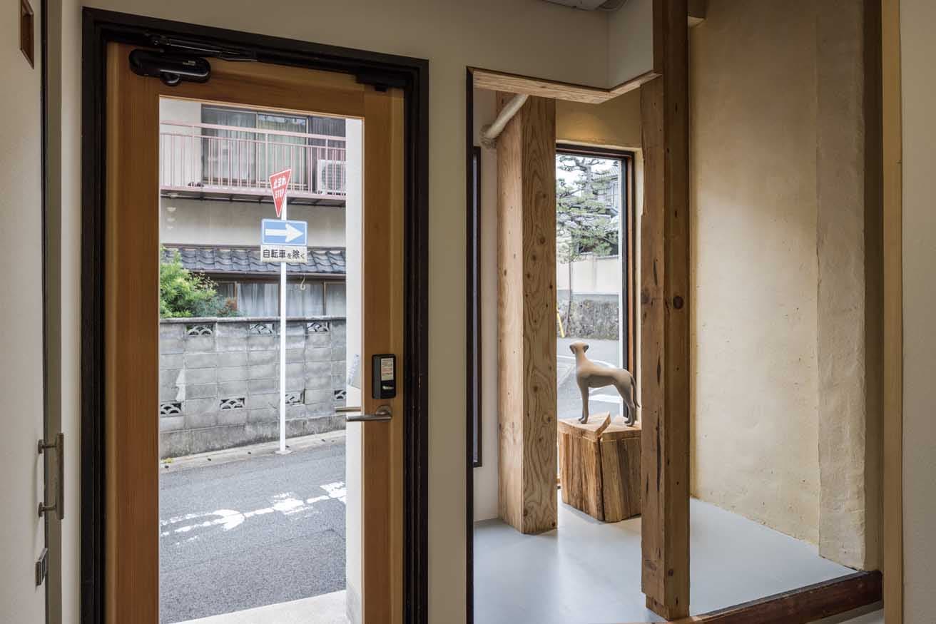 玄関まわり。住戸を区切る壁を抜いたところ、ギャラリー的なスペースが生まれた。(c) Natsumi Kinugasa