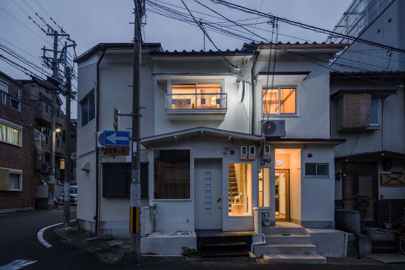 外観夕景。照明の効果で内部が浮かび上がる。(c) Natsumi Kinugasa
