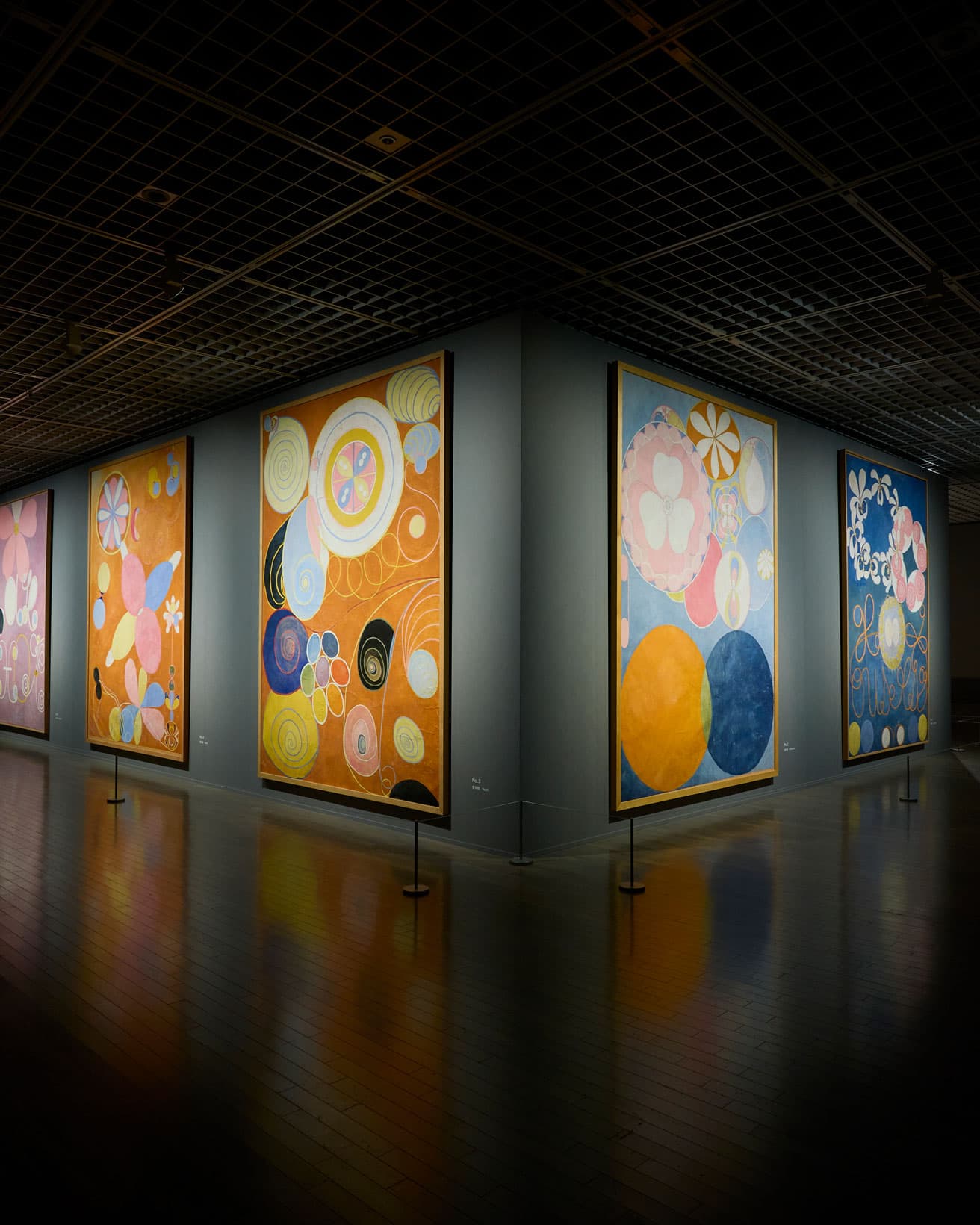 〈10の最大物〉展示風景。〈10の最大物〉は10点の巨大な絵画で構成されているが、それらはわずか2ヵ月のうちに描き上げられた。左から《10の最大物、グループIV、No.4、青年期》、 《10の最大物、グループIV、No.3、青年期》、《10の最大物、グループIV、No.2、幼年期》、《10の最大物、グループIV、No.1、幼年期》、すべて1907年、テンペラ・紙（キャンバスに貼付）、ヒルマ・アフ・クリント財団蔵。