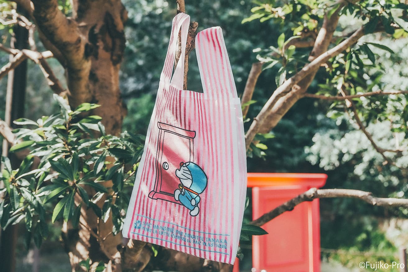 （どこでもドア）《SAC LA PORTE "VA PARTOUT" DORAEMON》 16,500円。©Fujiko-Pro