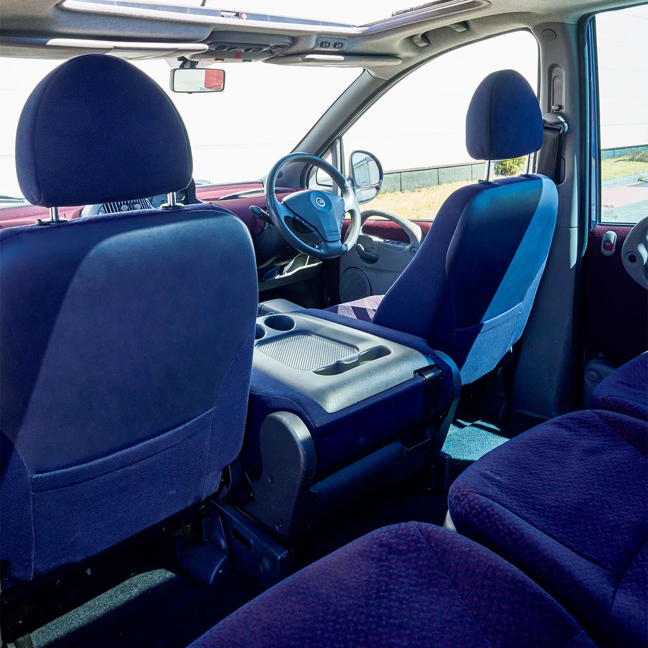 広い車体幅を利用して、前3人・後ろ3人の6人乗りを実現。前後の中央席は、畳むとテーブルに変身。